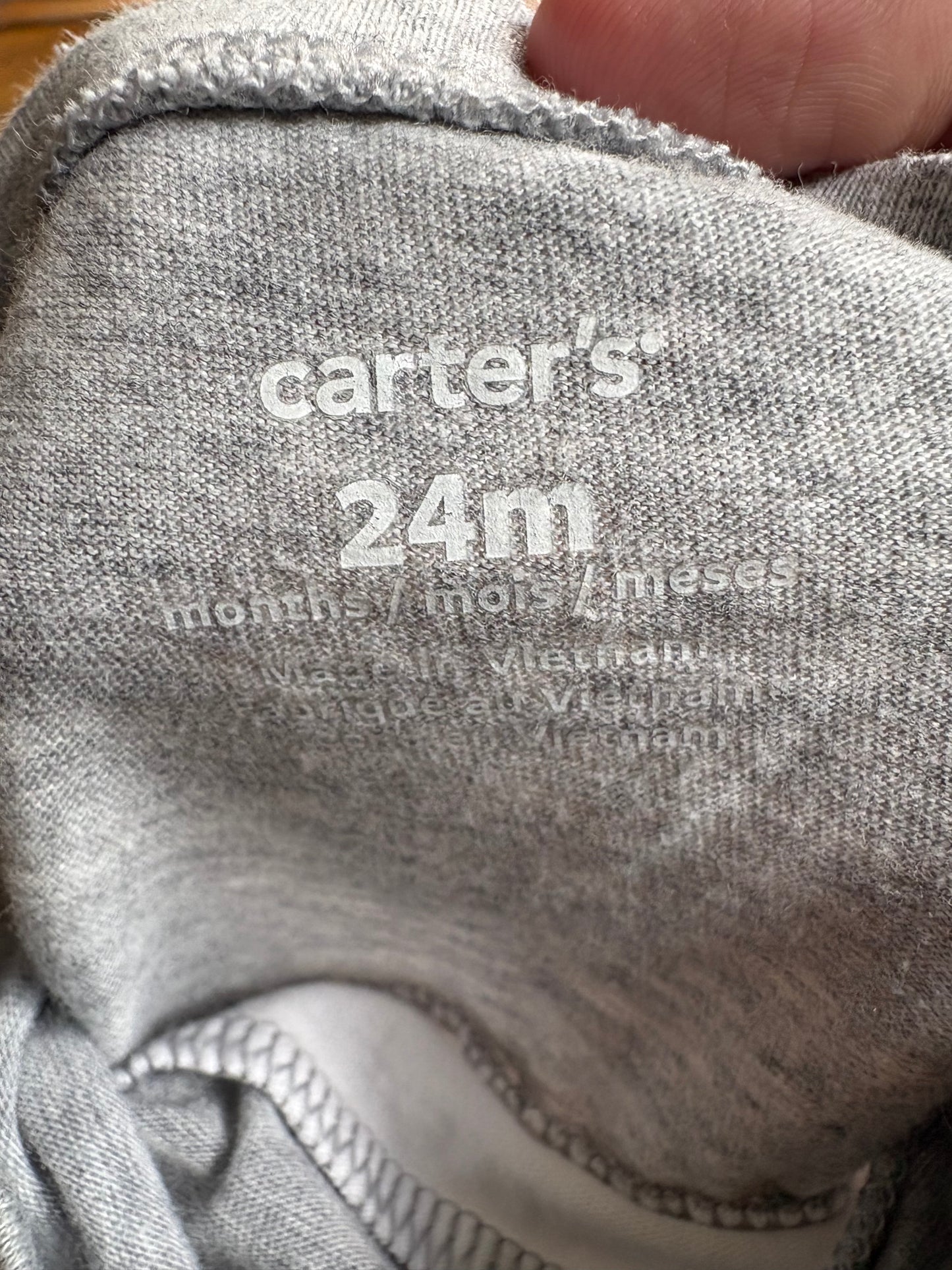 Chandail carter's 24 mois mini tache* à peine visible j'arrive pas à la prendre en photo