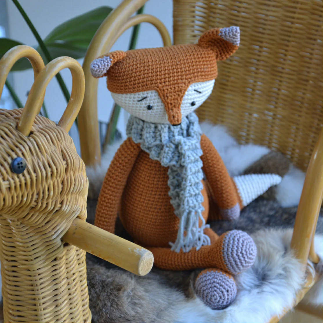 Petit renard avec foulard 30 cm
