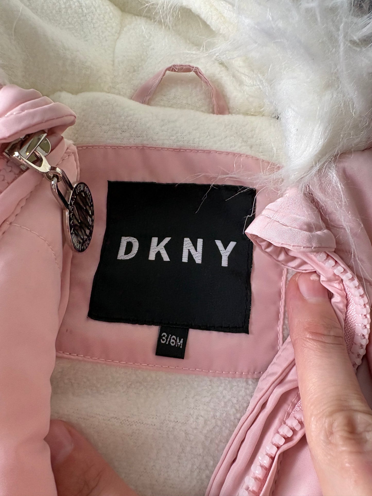 Manteau DKNY 3-6 mois valeur 90$ état neuf