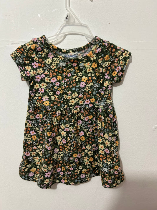 Robe Old navy 3-6 mois fait petit