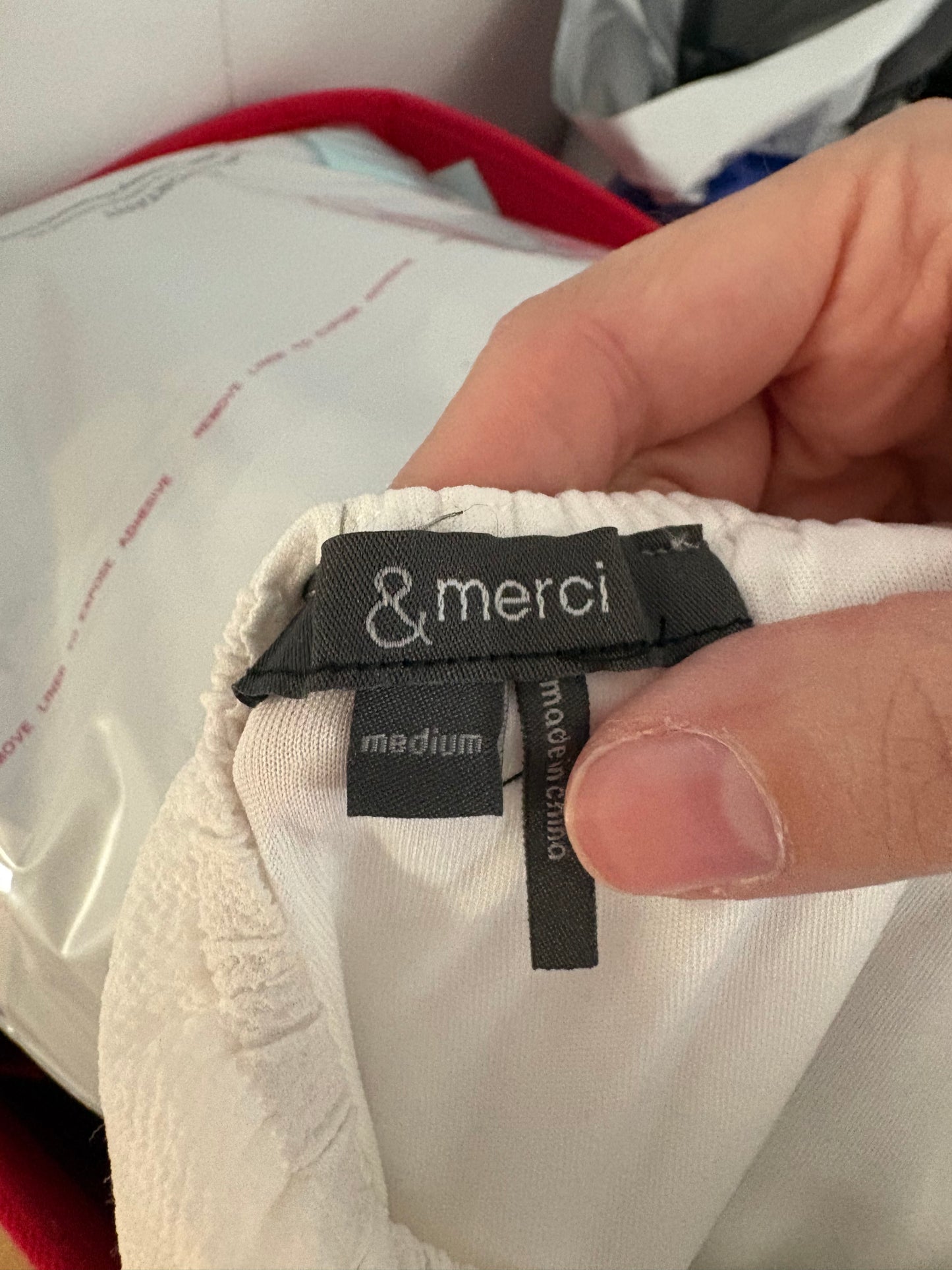 Habit &merci medium état neuf valeur 150$