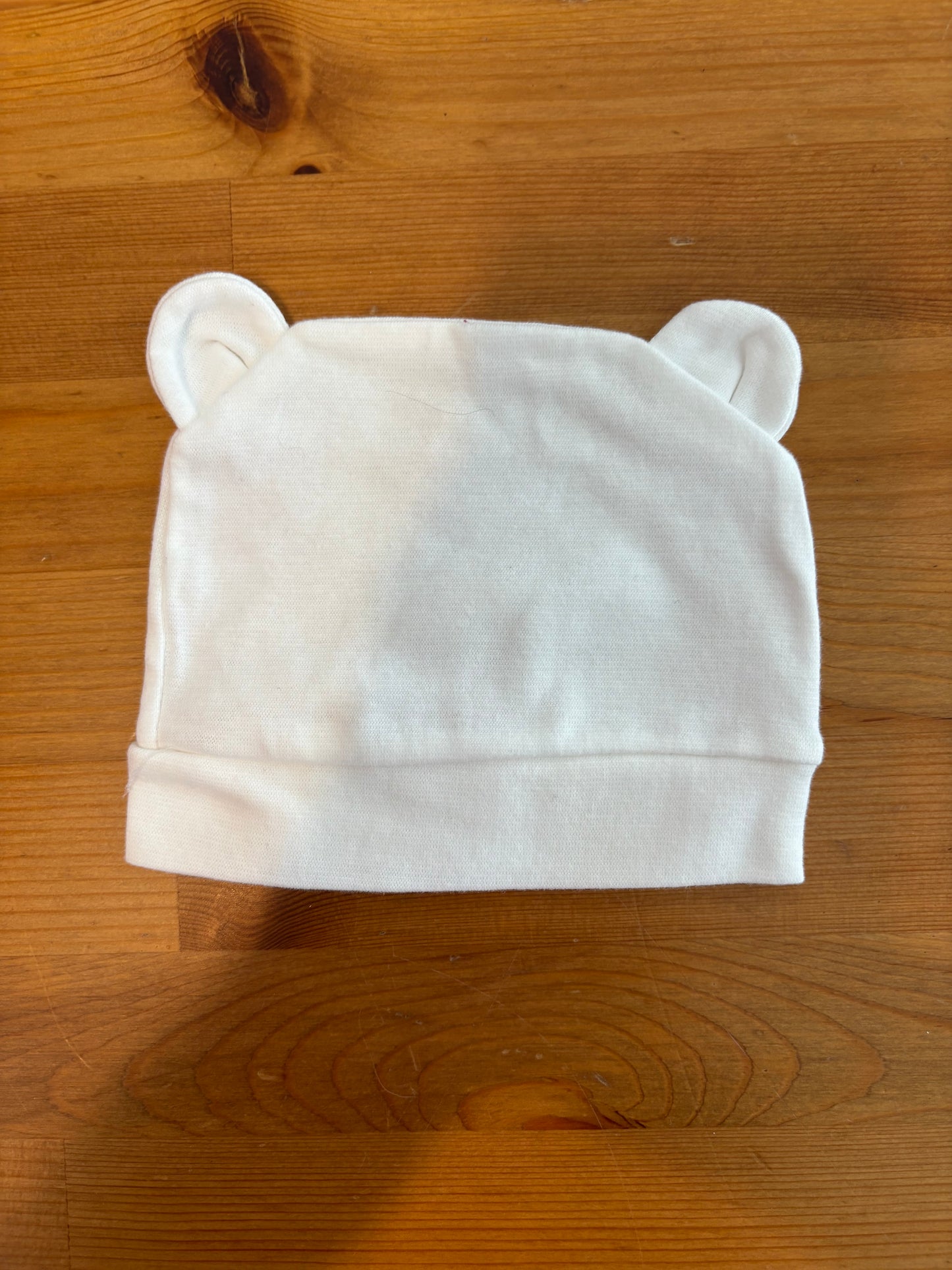Bonnet blanc nouveau-née