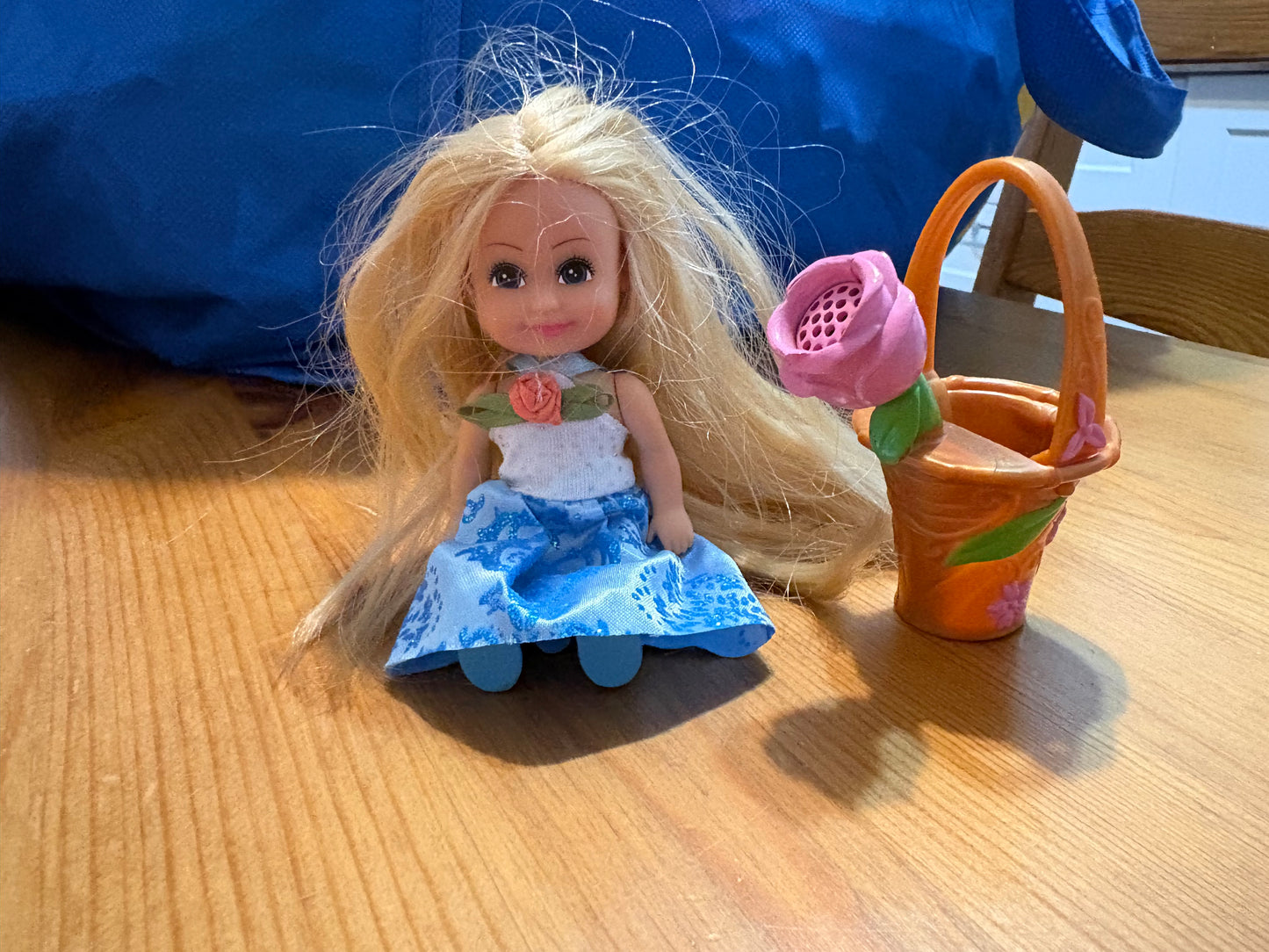 Petite barbie et son arrosoir