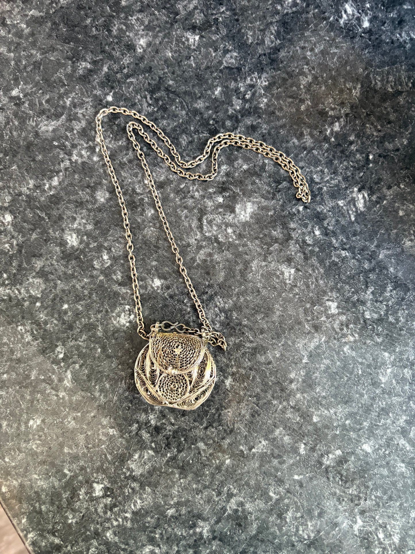 Collier sac à main il s’ouvre