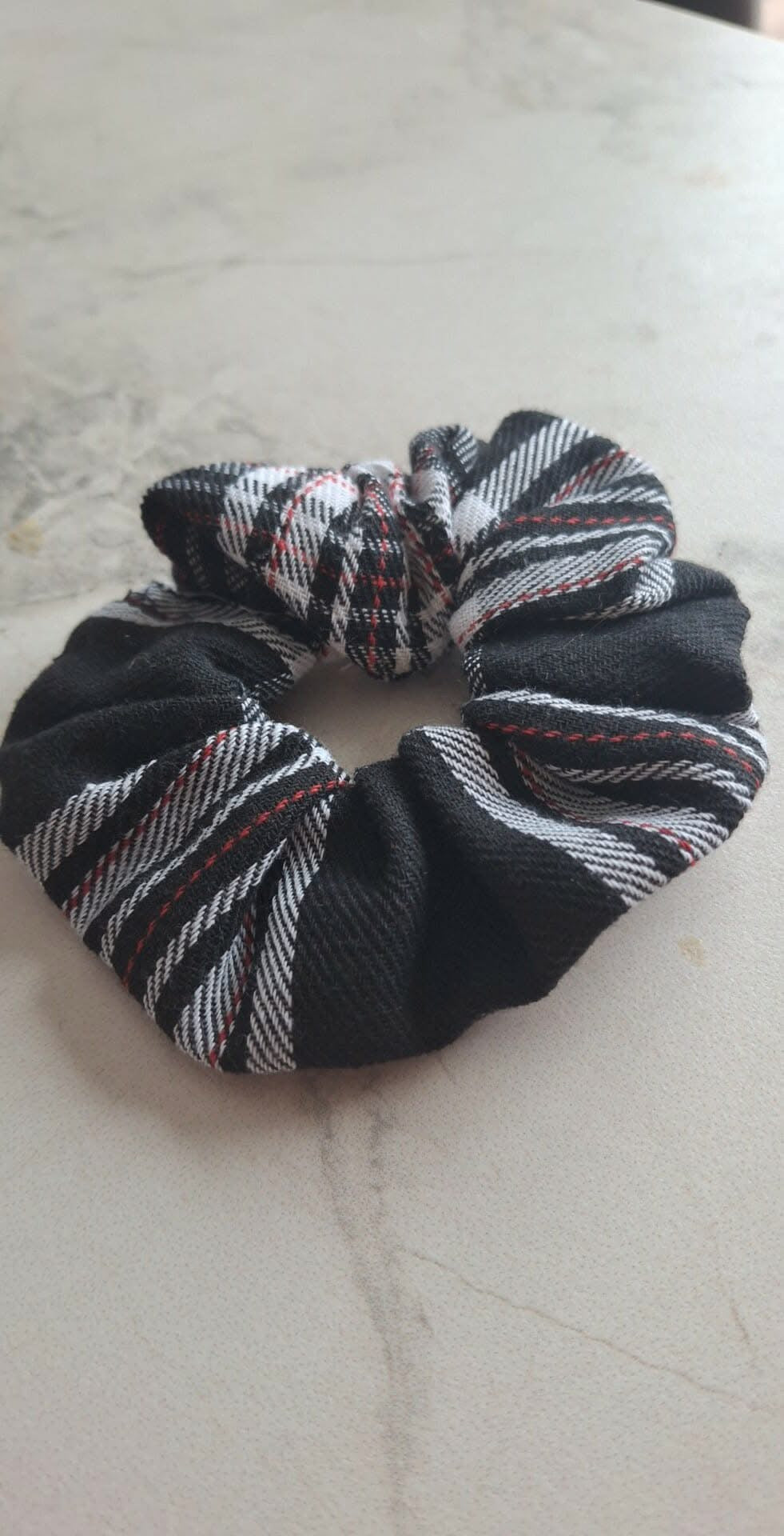 Chouchou à ligne et à carreaux