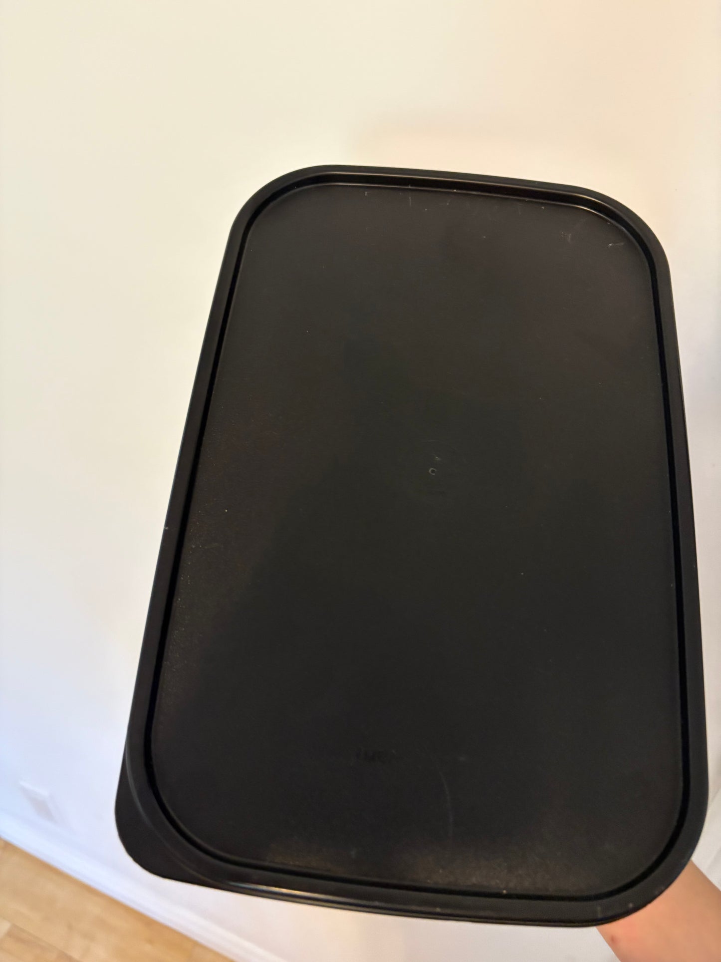 Grand tupperware 8.7 litre valeur 40$