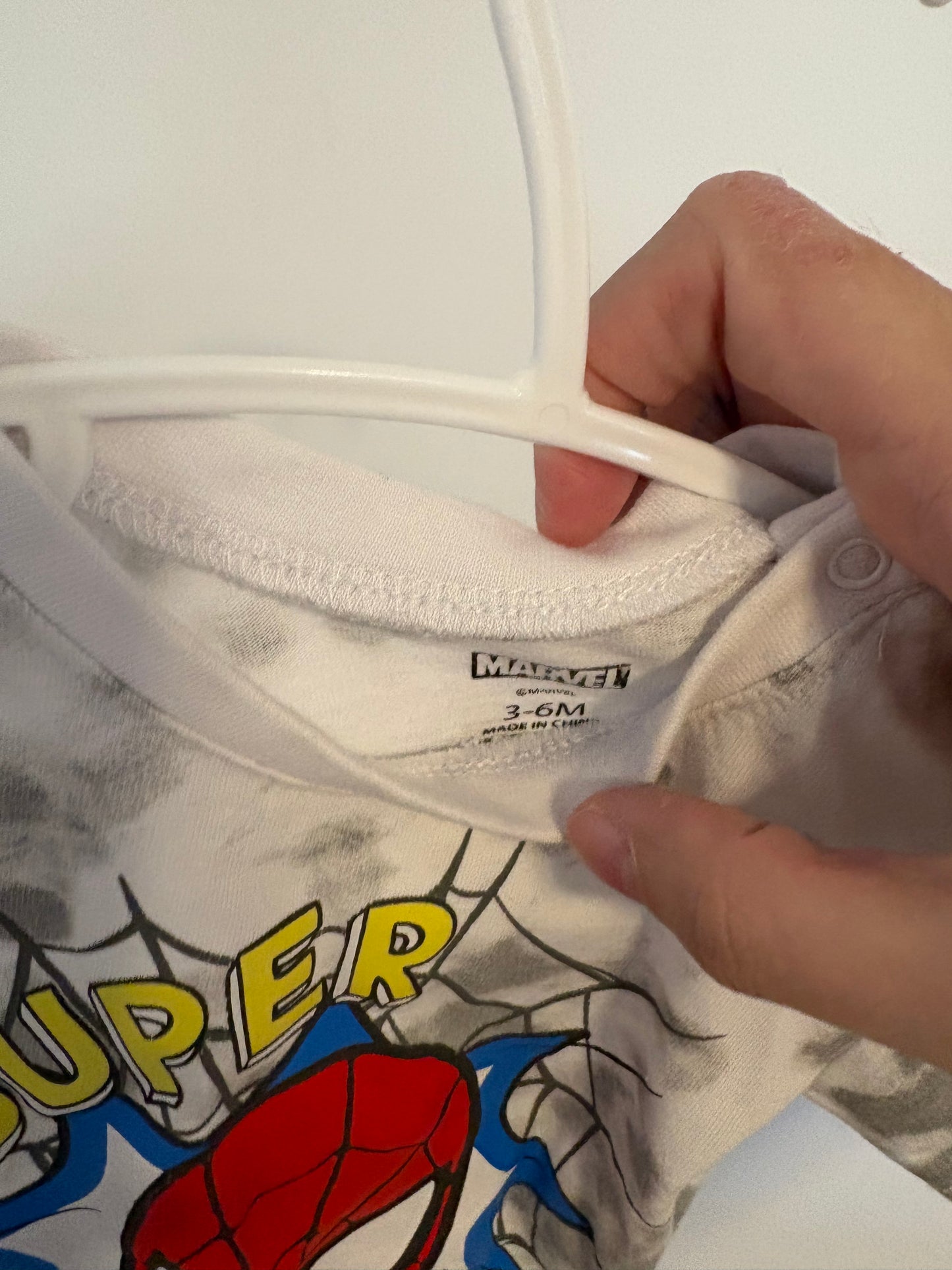 t-shirt marvel 3-6 mois état neuf