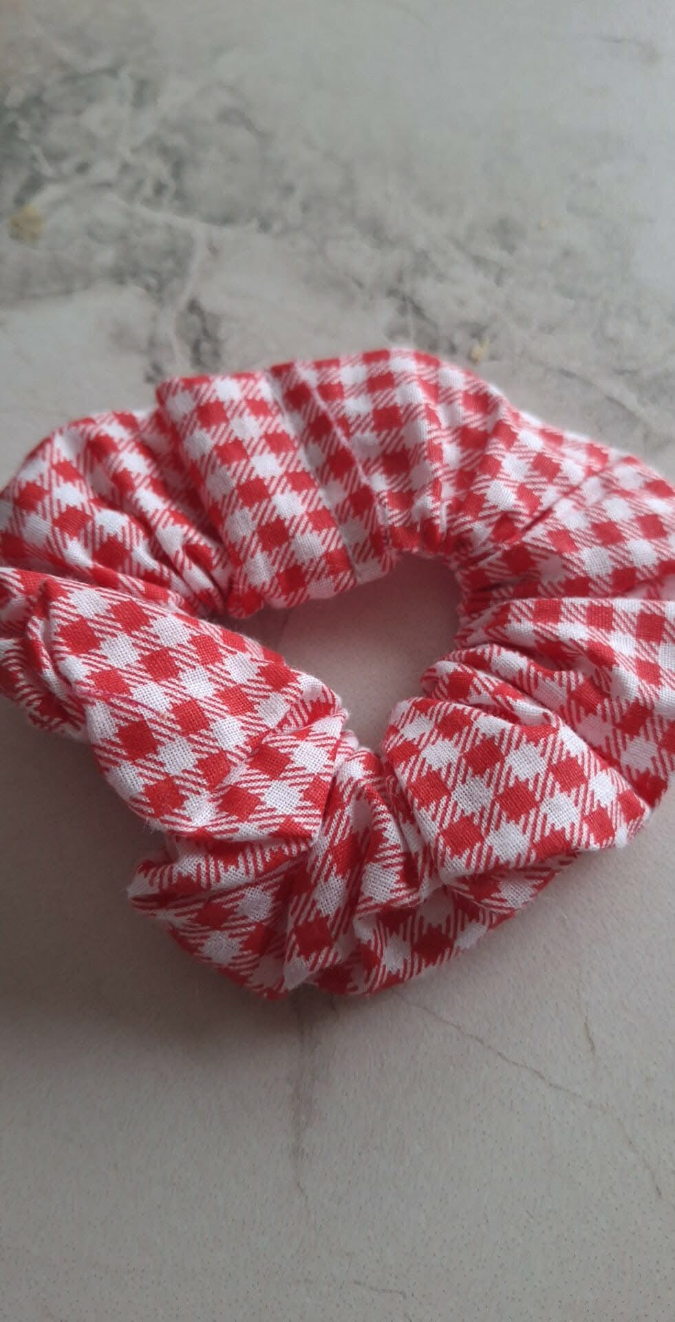 Chouchou à carreaux rouge et blanc