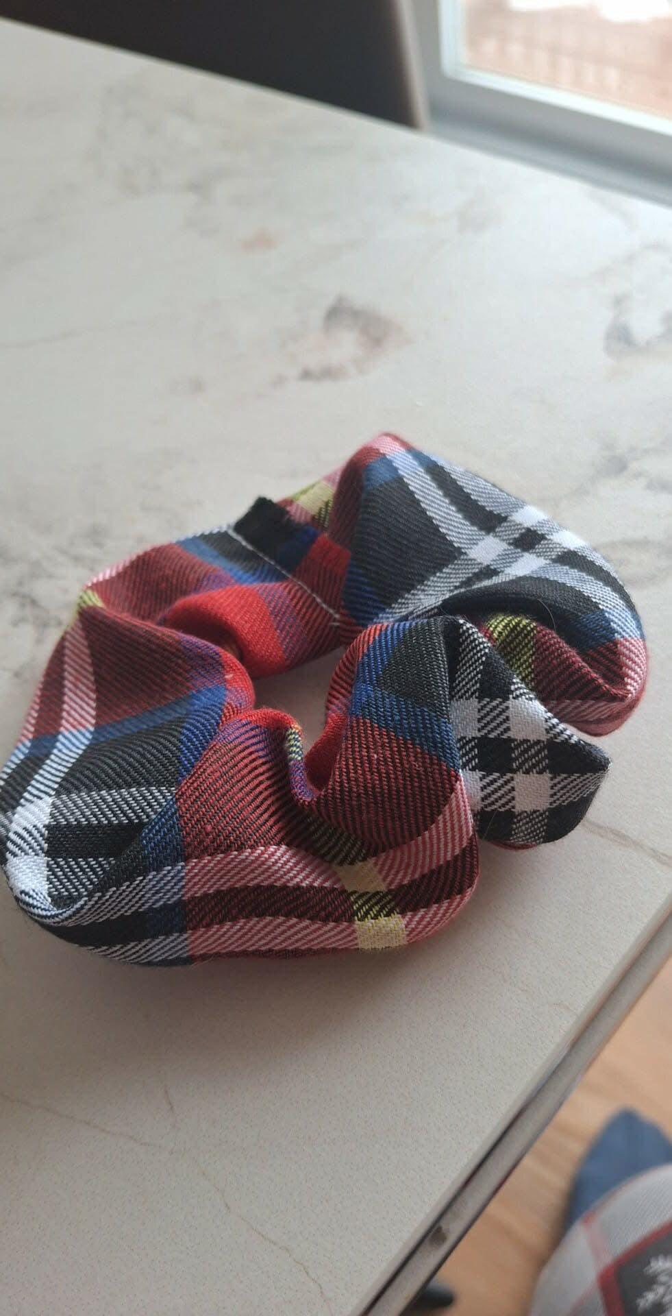 Chouchou à carreaux style écossais