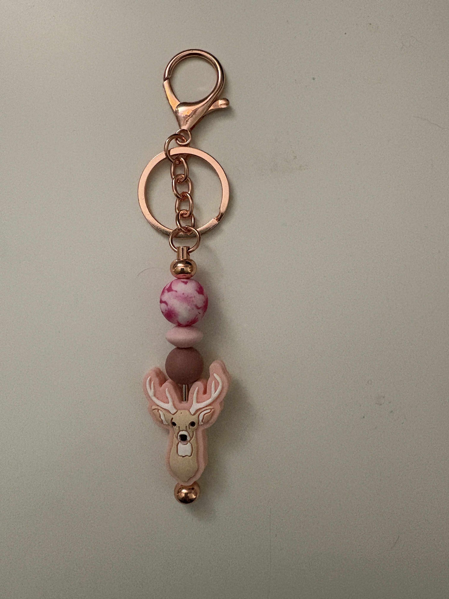 Porte clée cerf rose