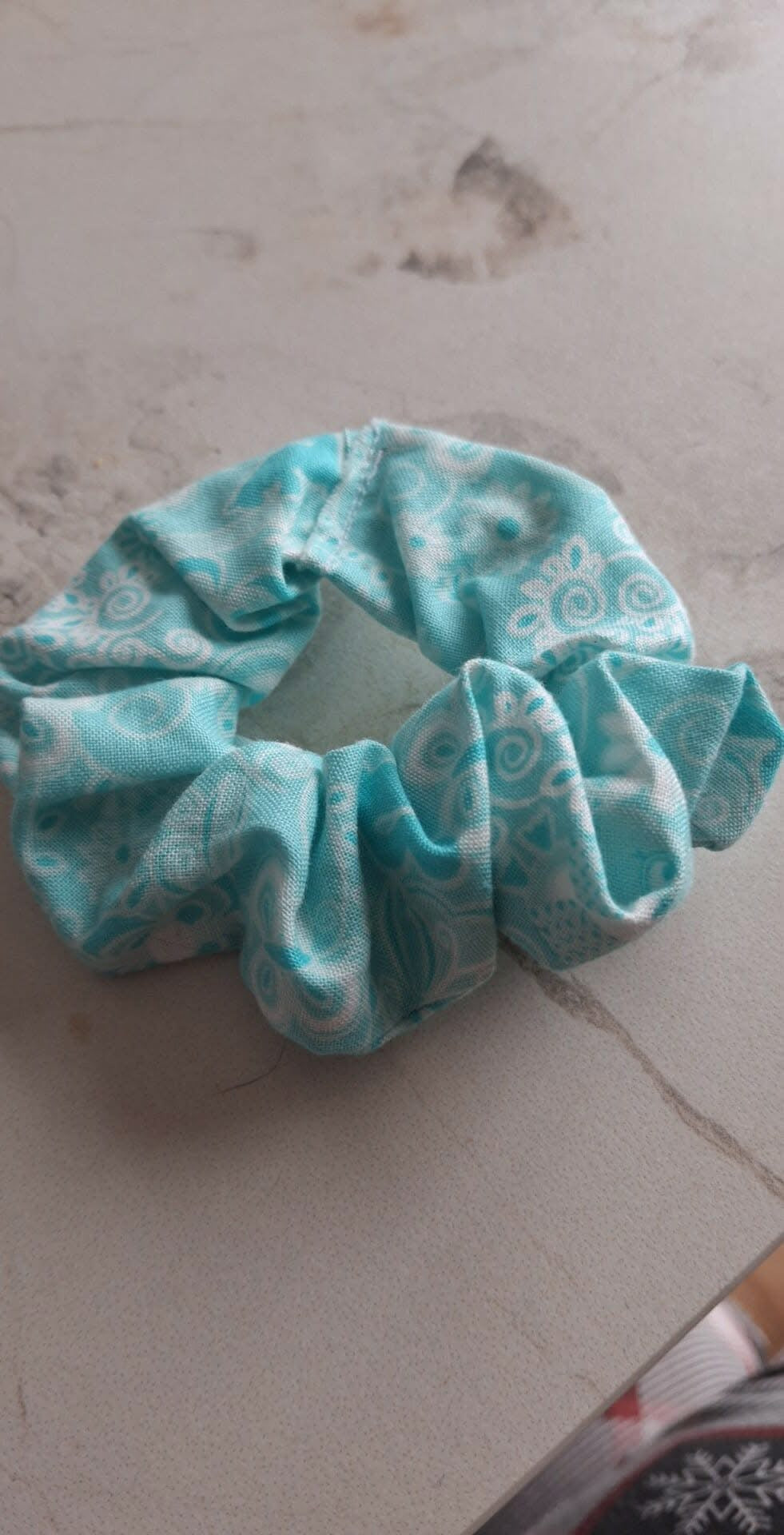 Chouchou turquoise motif blanc