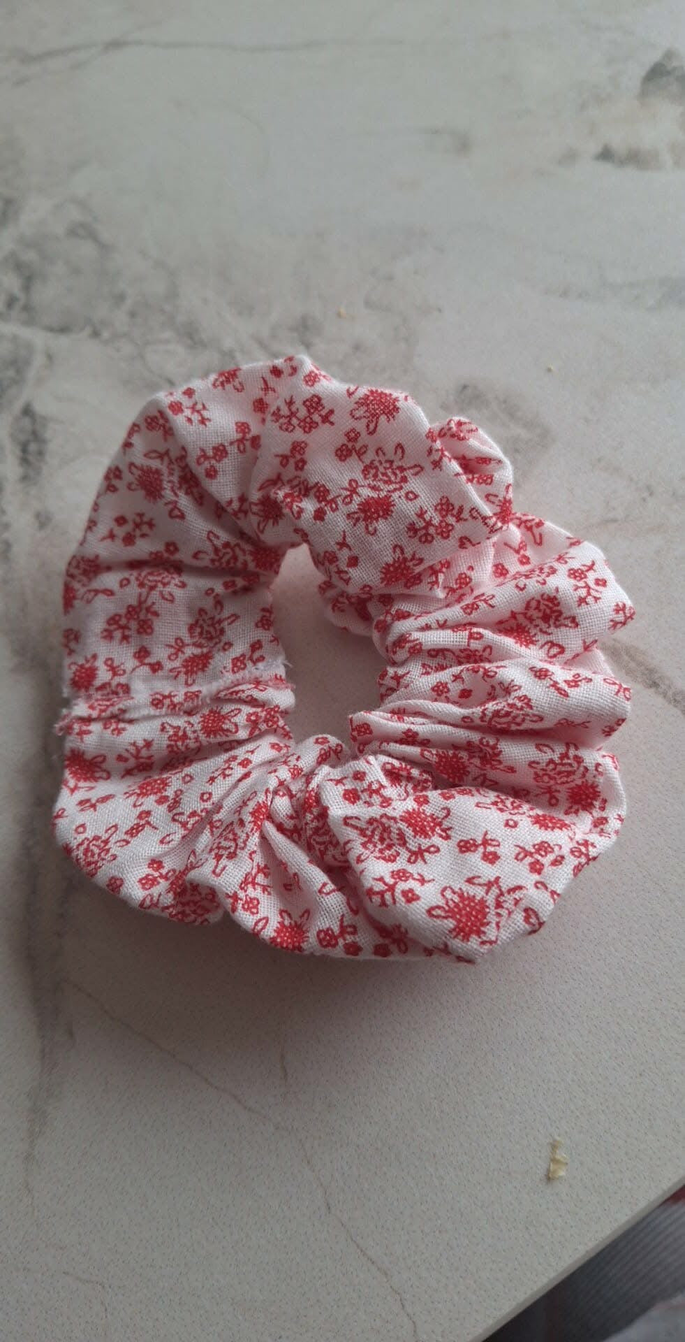 Chouchou blanc fleur rouge