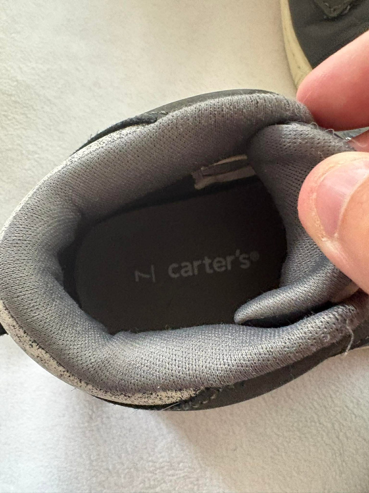 Soulier carter’s taille 7 bambin
