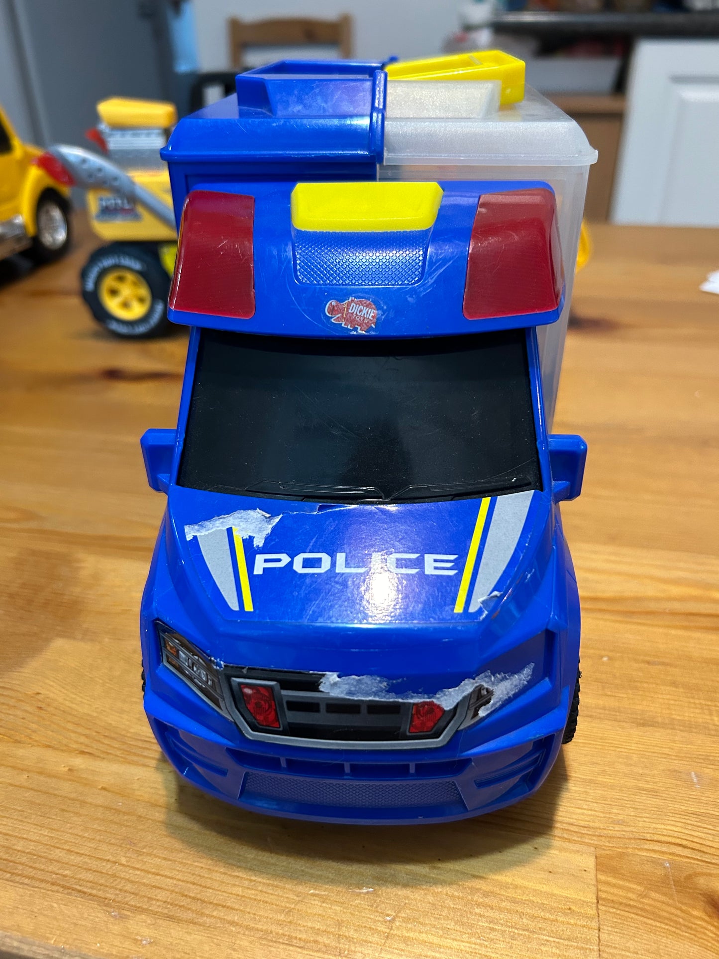 Camion police/ petite valise idéal pour ranger les petites voiture des enfants