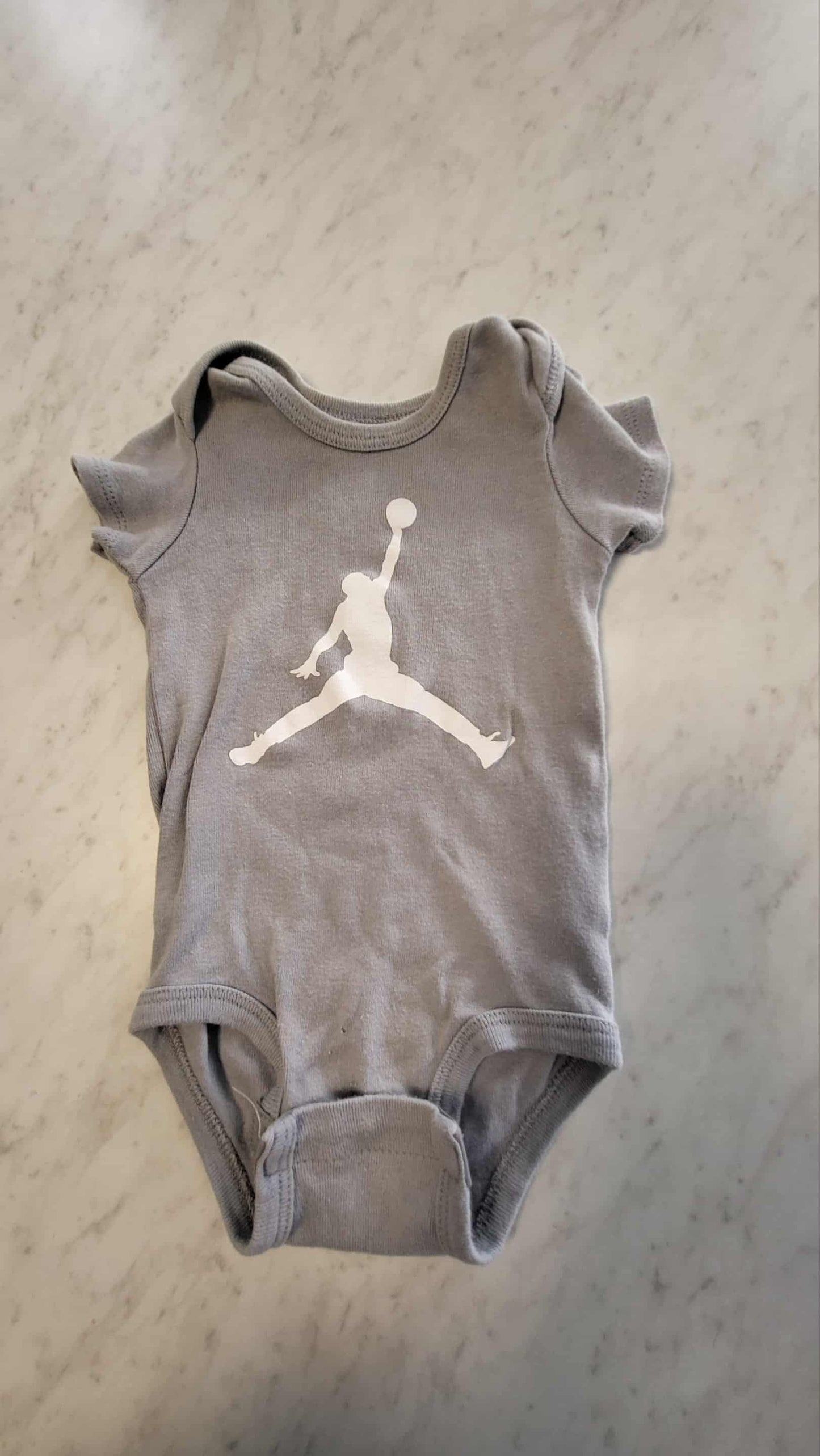 Cache-couche Jordan 0-6 mois