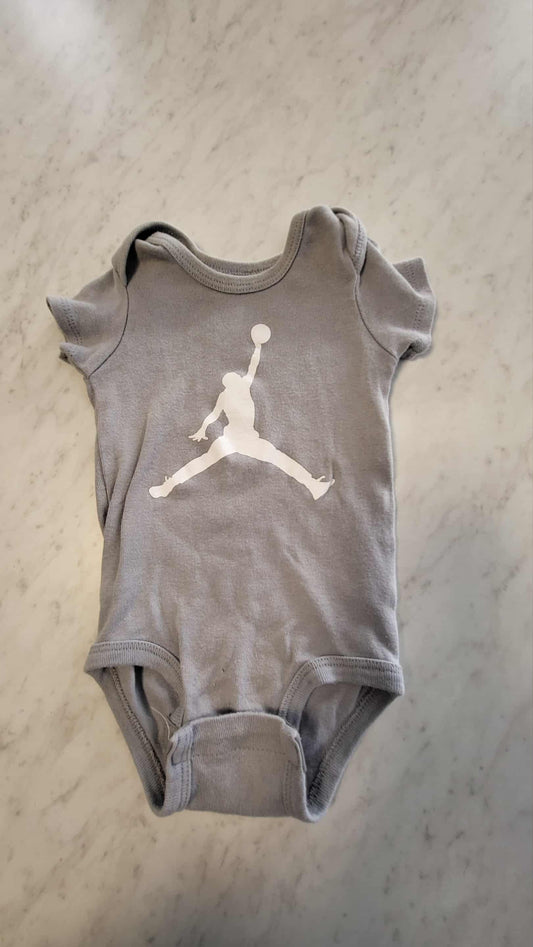 Cache-couche Jordan 0-6 mois