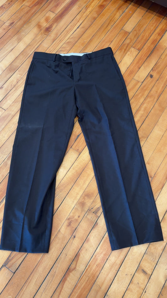 Pantalon homme black semble être du 36 il ont l'air neuf (cmb)