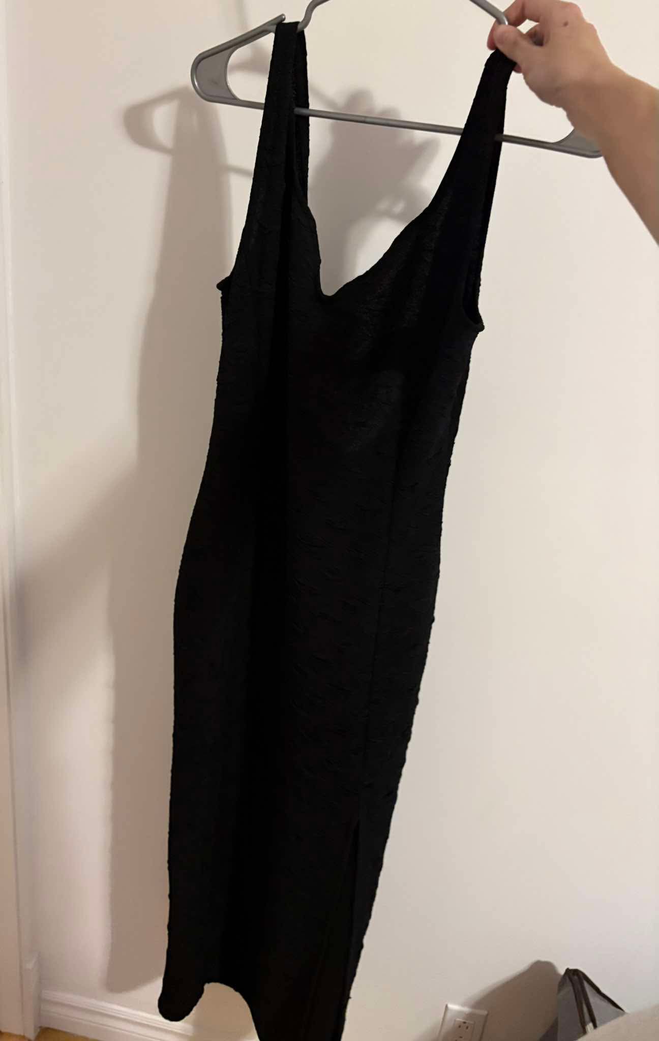 robe longue noir, taille, large ouverte au dos, tissu, incroyablement doux et soyeux