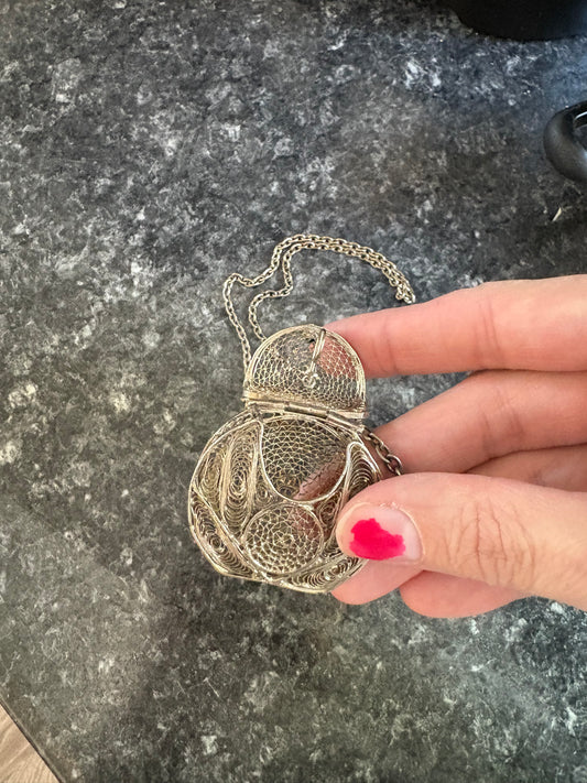 Collier sac à main il s’ouvre