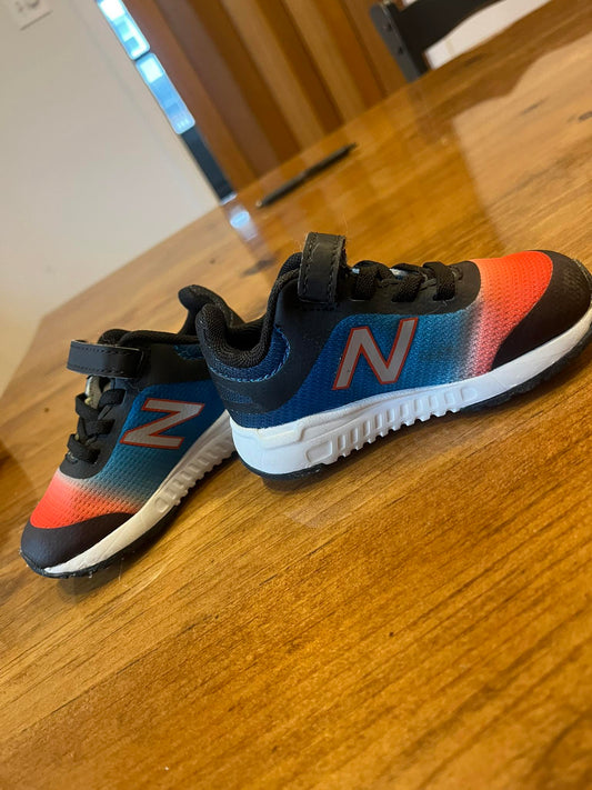 Soulier new balance neuf 5 bambin payer 50$ (cmb)