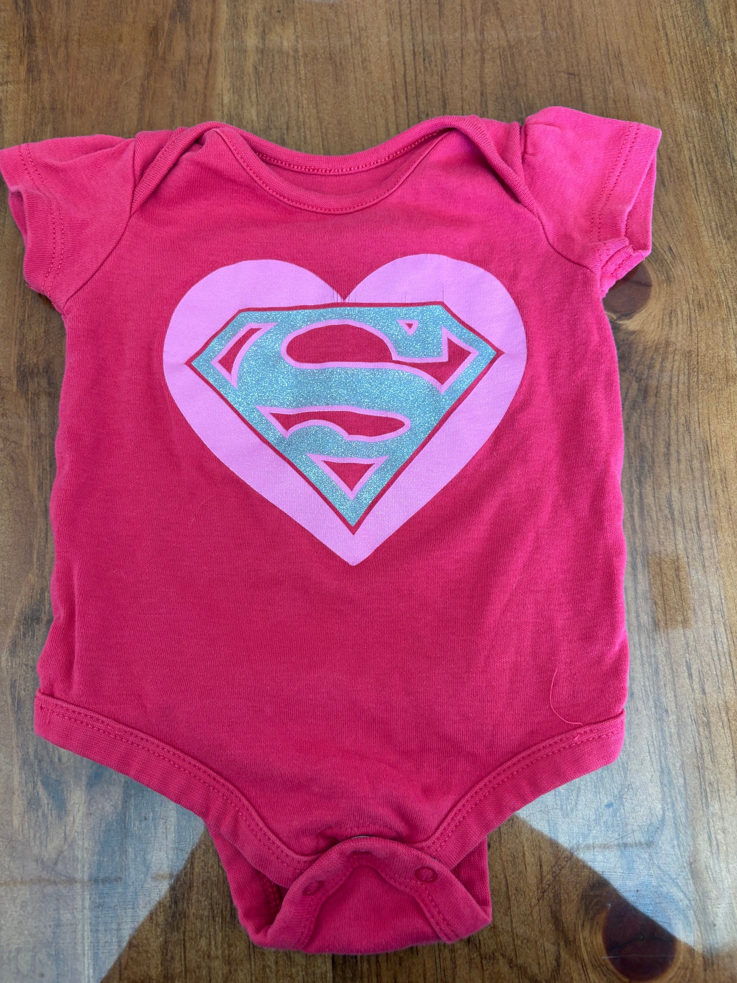 Cache couche super girl environs 3-6 mois (cmb)