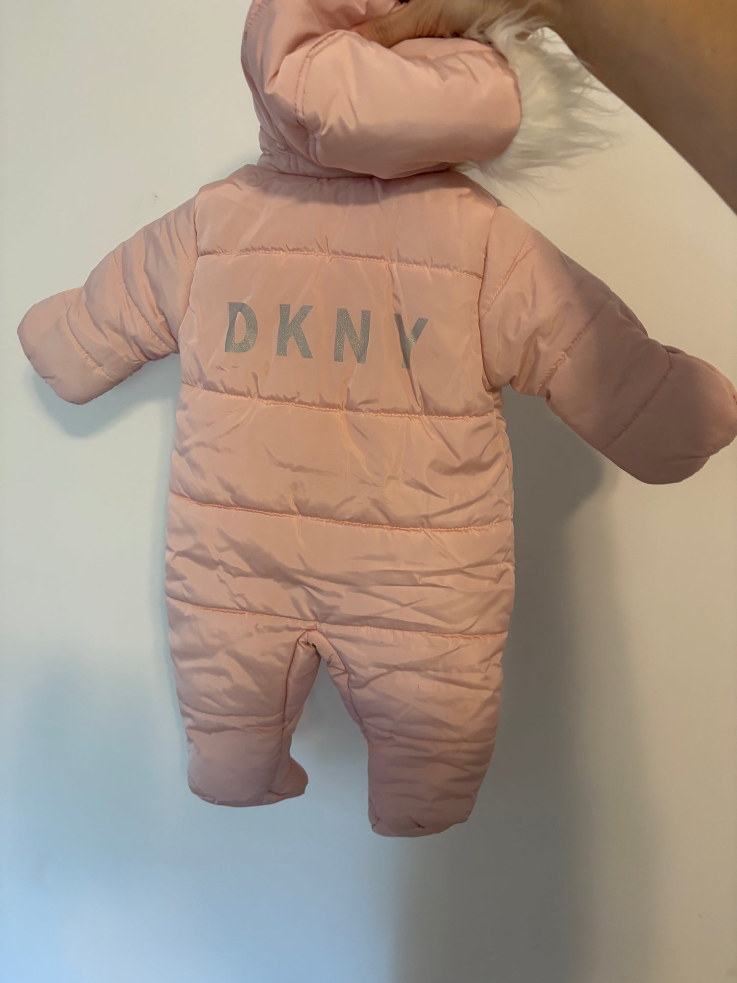 Manteau DKNY 3-6 mois valeur 90$ état neuf