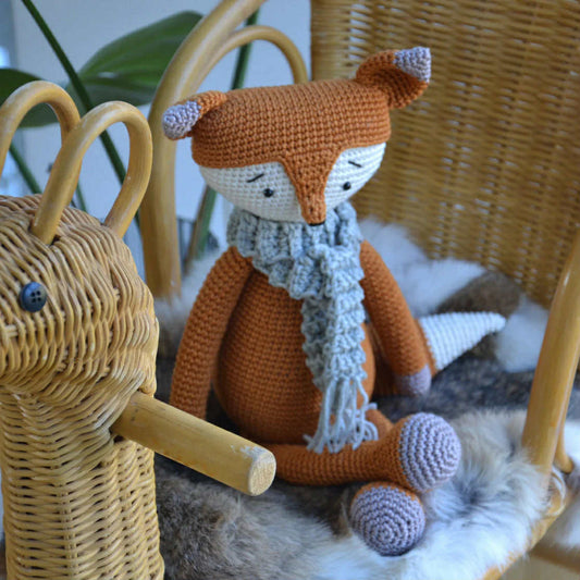 Petit renard avec foulard 30 cm