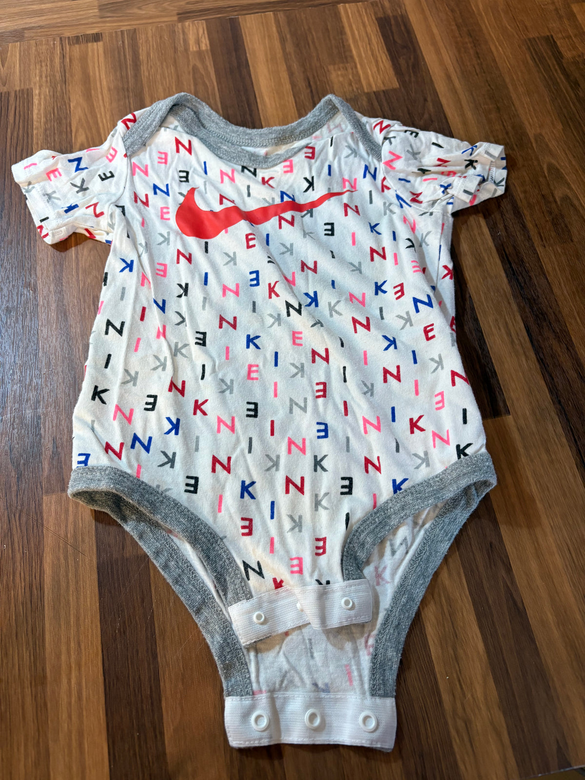 Cache couche Nike je dirait 9-12 mois fait grand (cmb)