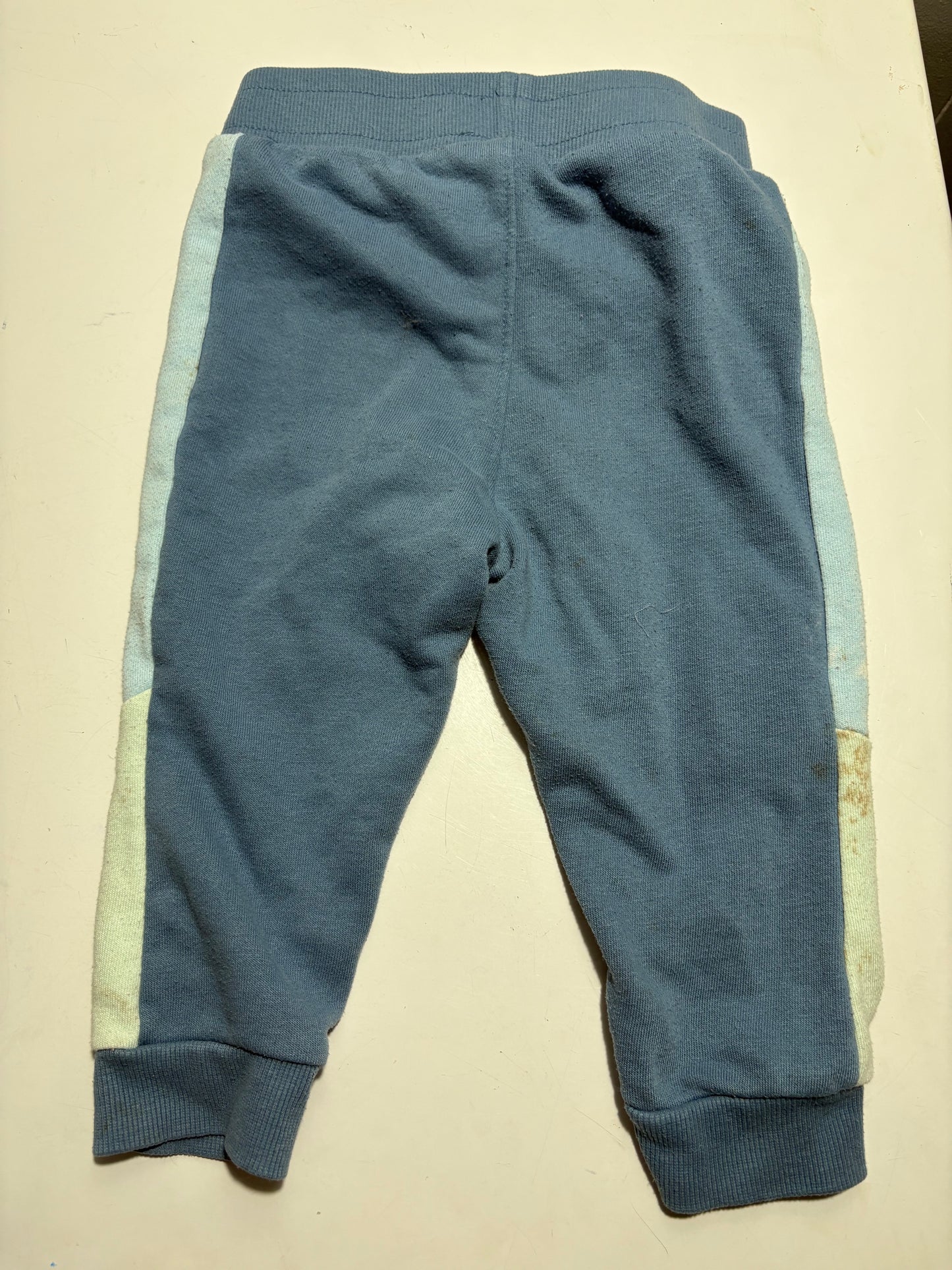 À DONNER AVEC ACHATS Pantalon george 18-24 mois