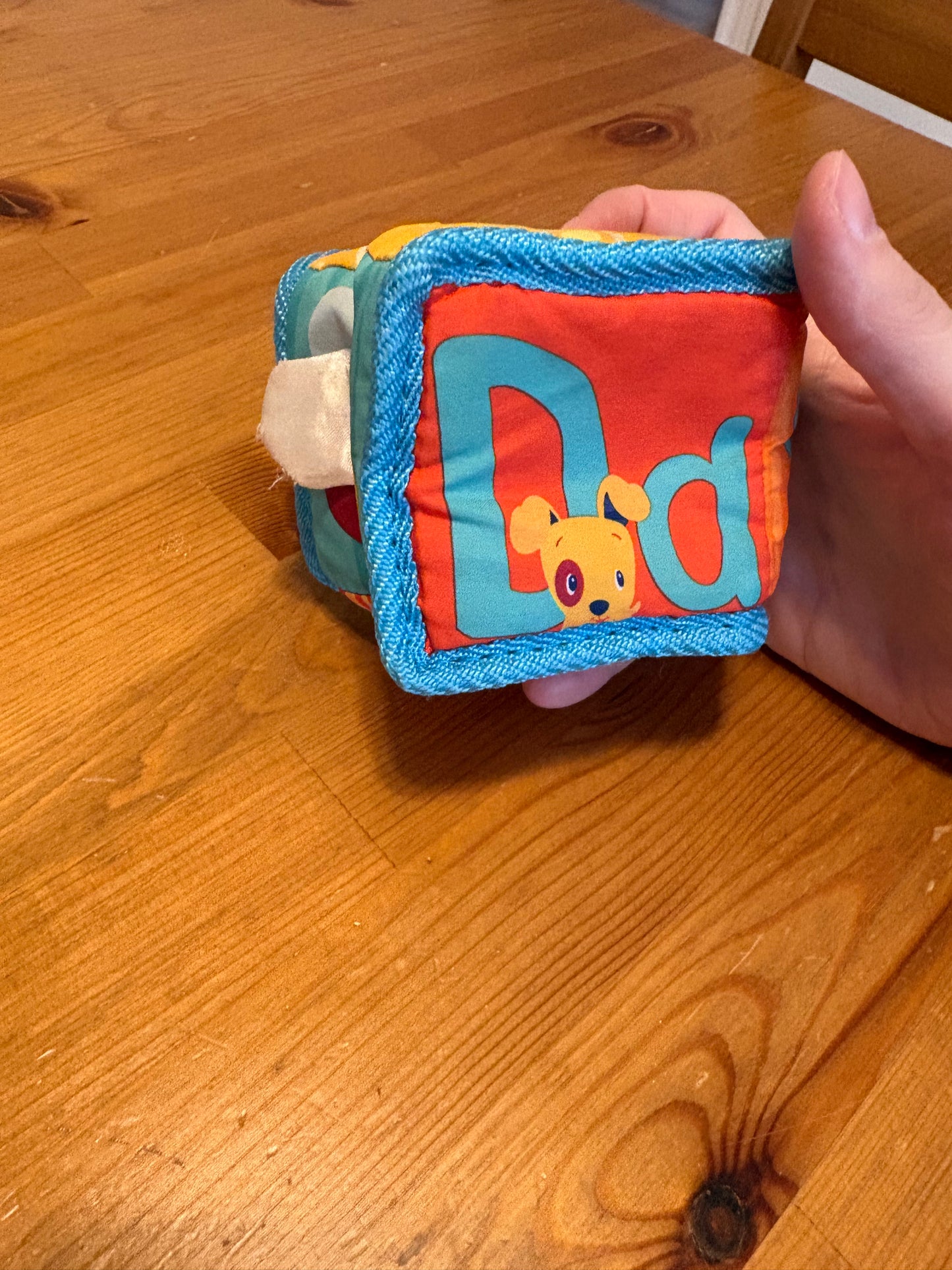 Cube hochet avec lettre et chiffre