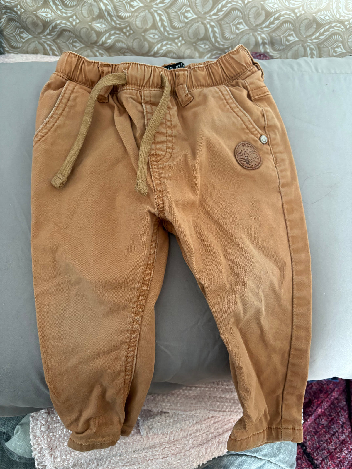 Pantalon Souris Mini neuf 12-18 mois (cmb) la photo ne sort pas belle mais il sont super