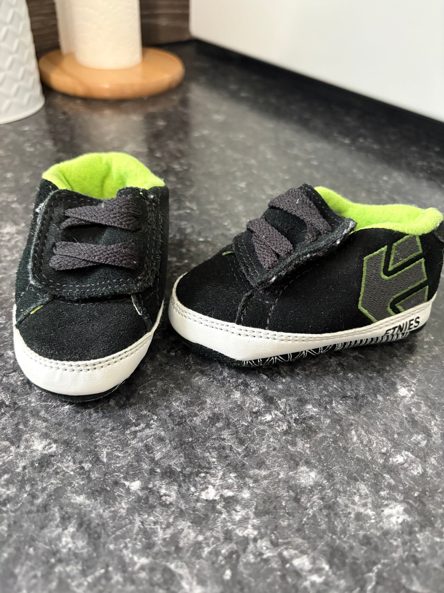 Soulier pour bébé etnies taille 2 us état neuf