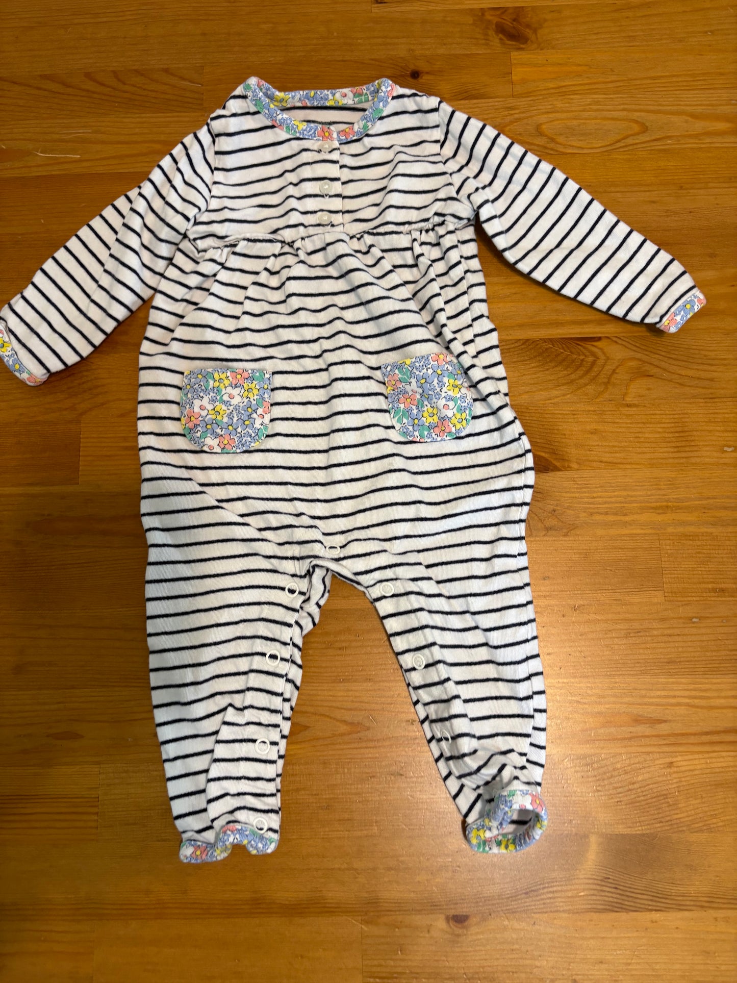 Une pièce carter’s 9 mois