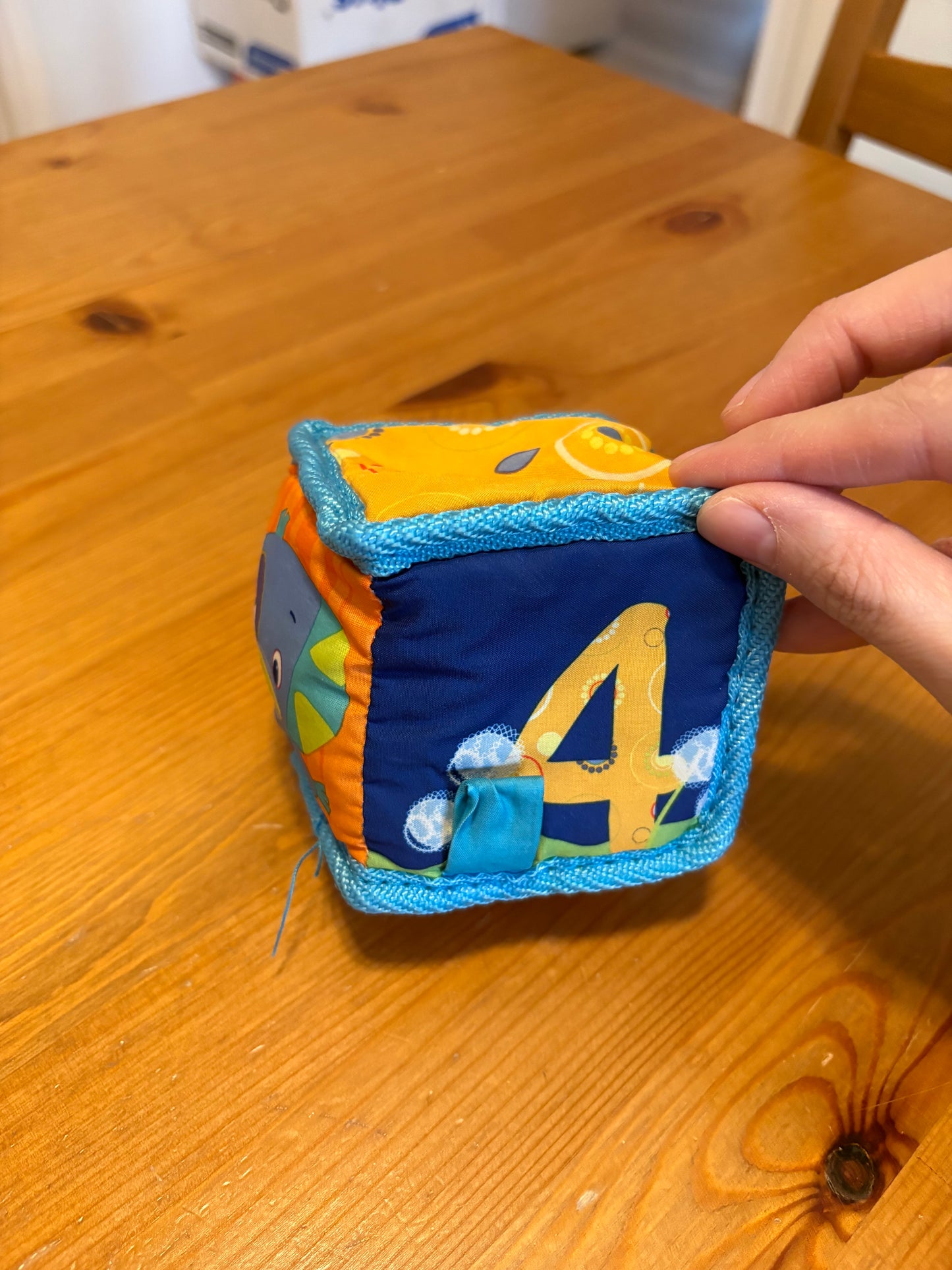 Cube hochet avec lettre et chiffre