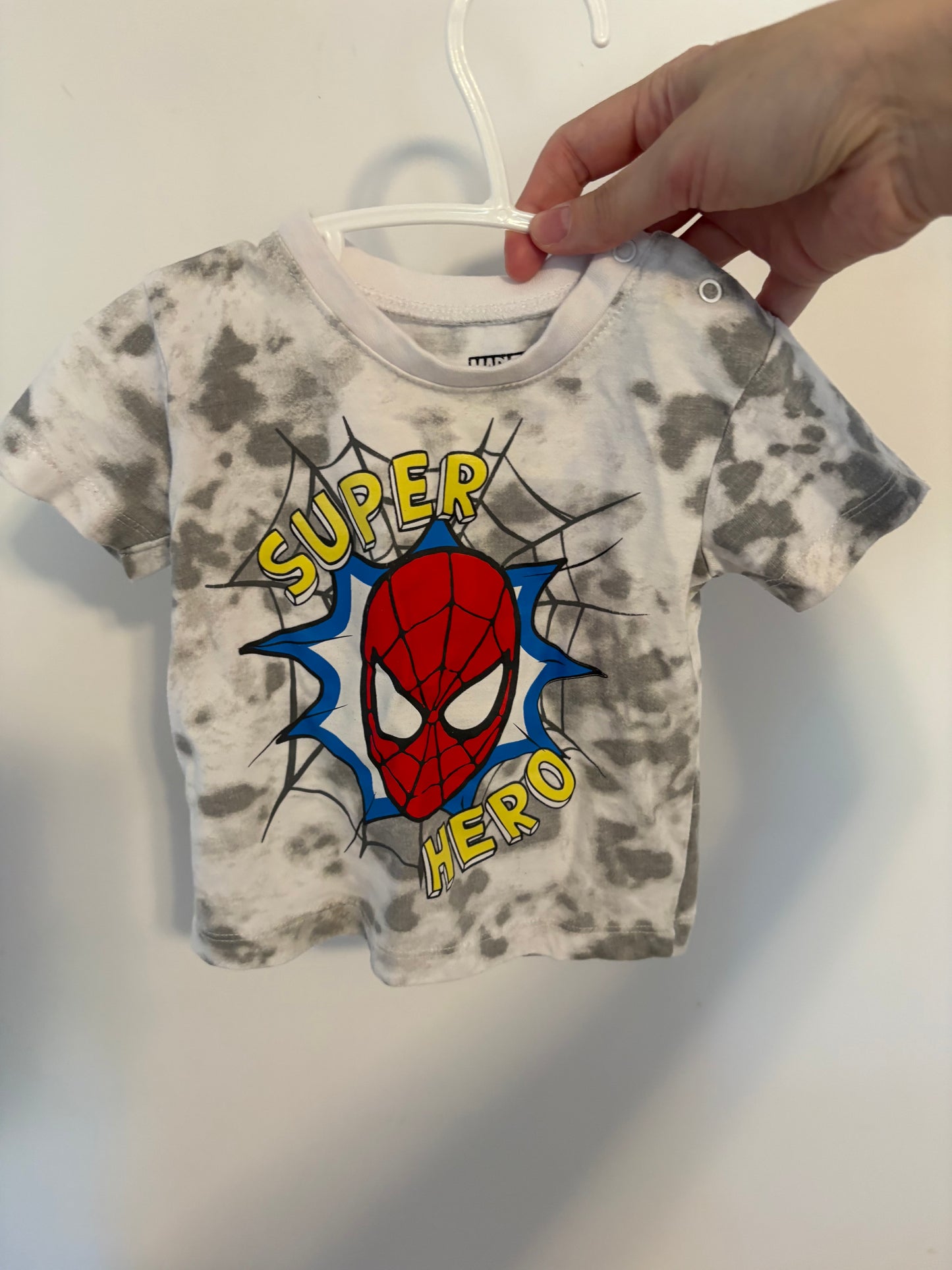 t-shirt marvel 3-6 mois état neuf