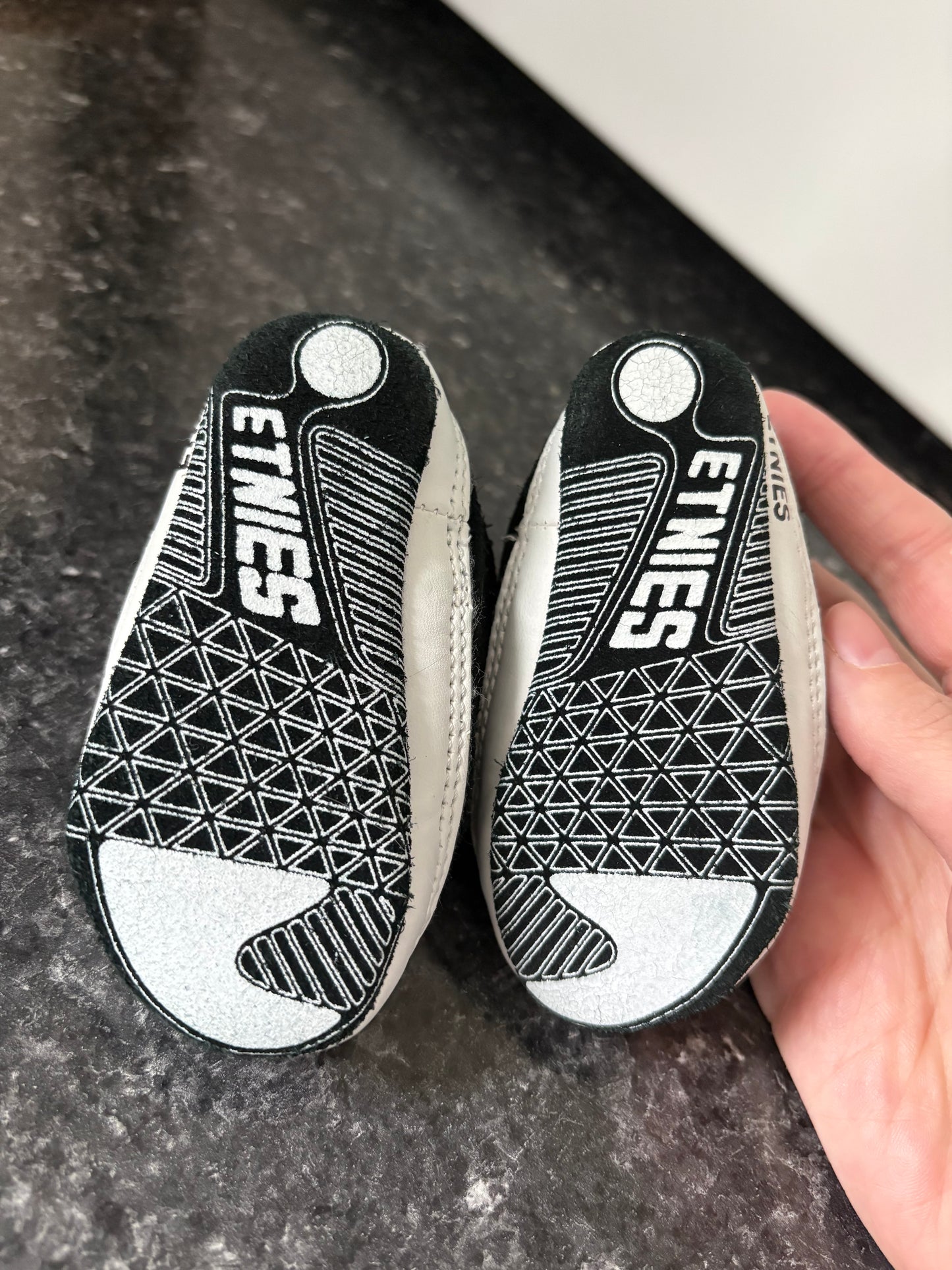 Soulier pour bébé etnies taille 2 us état neuf