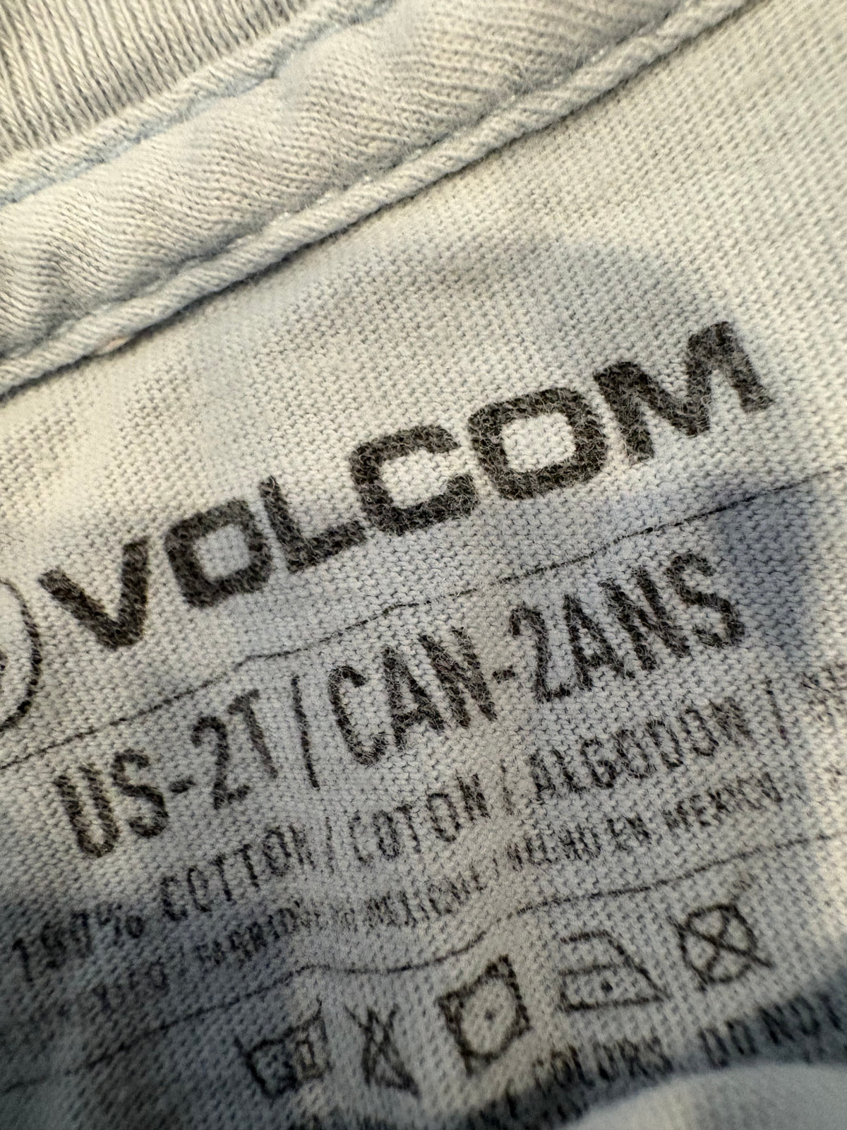 Chandail volcom à donner avec achat