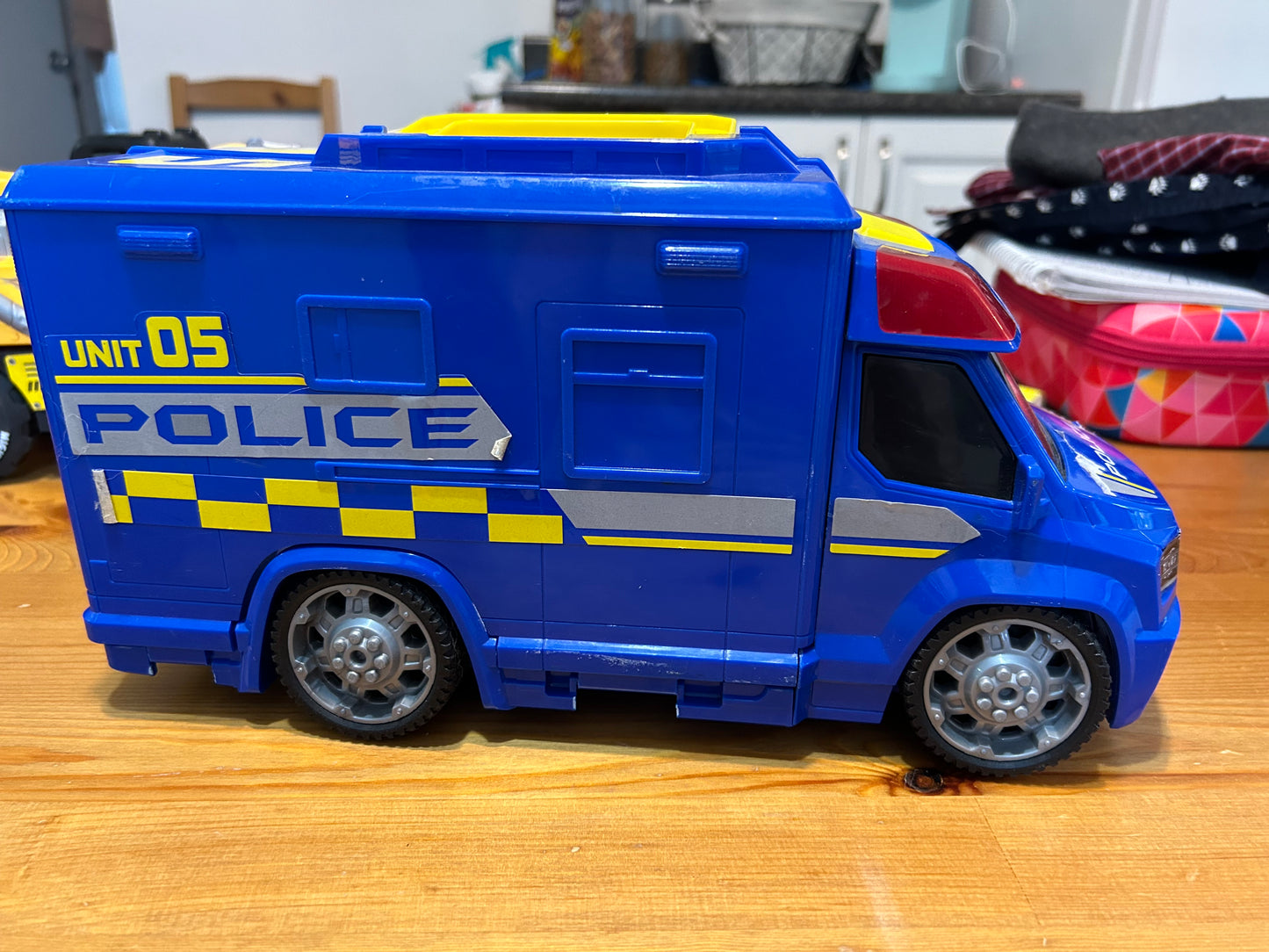 Camion police/ petite valise idéal pour ranger les petites voiture des enfants