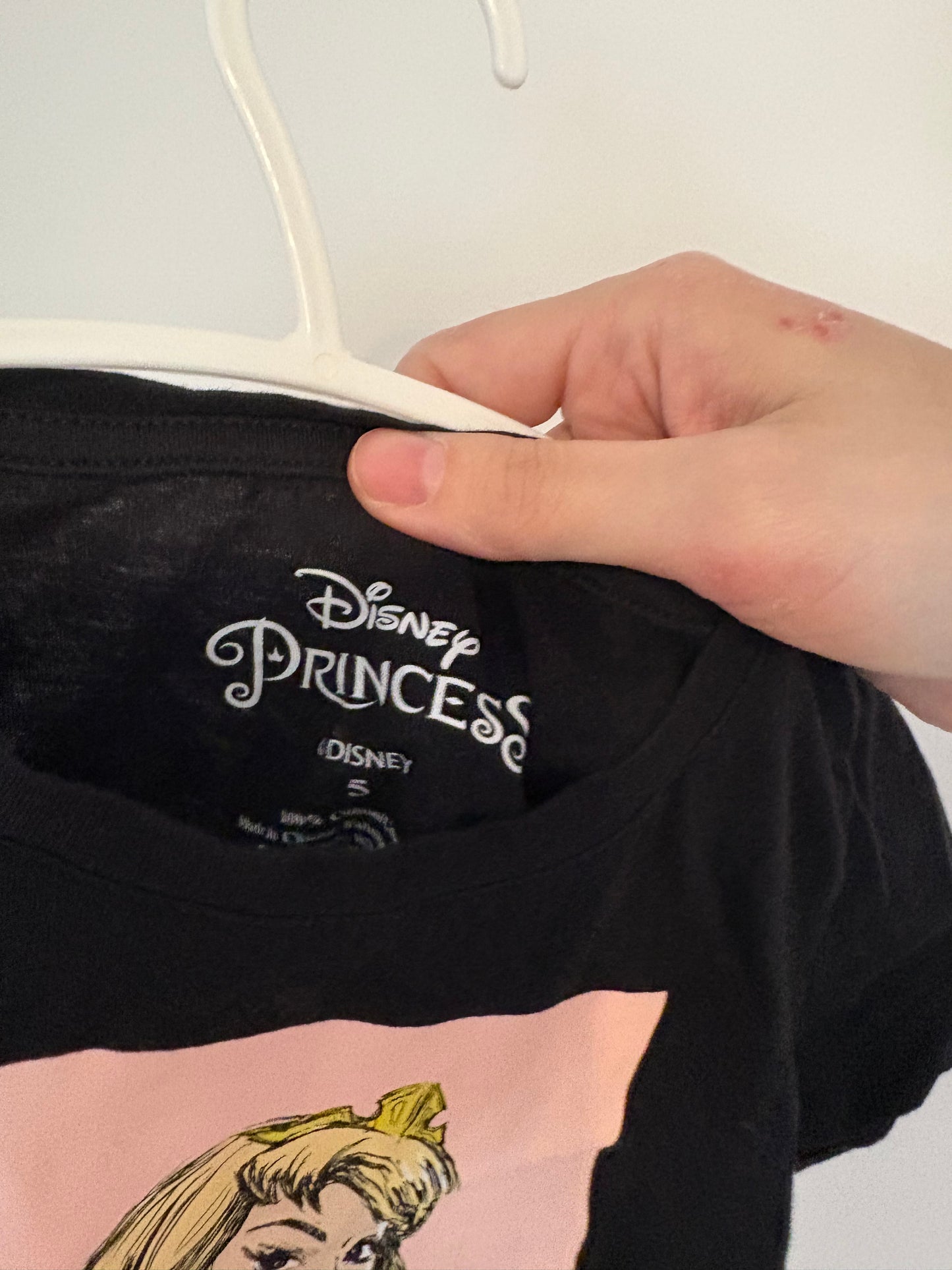 t-shirt disney princesse 5T état neuf