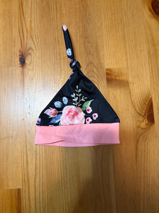 Bonnet en satin 6 mois environ