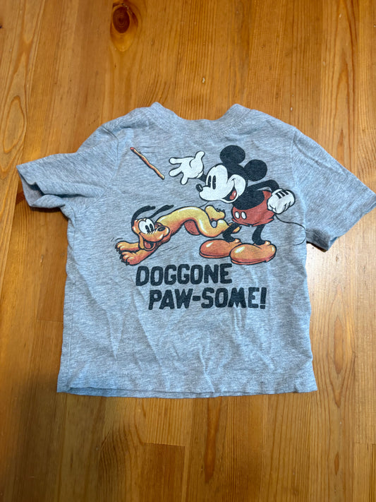 T-shirt old navy disney 18-24 mois fait petit 6-12 mois