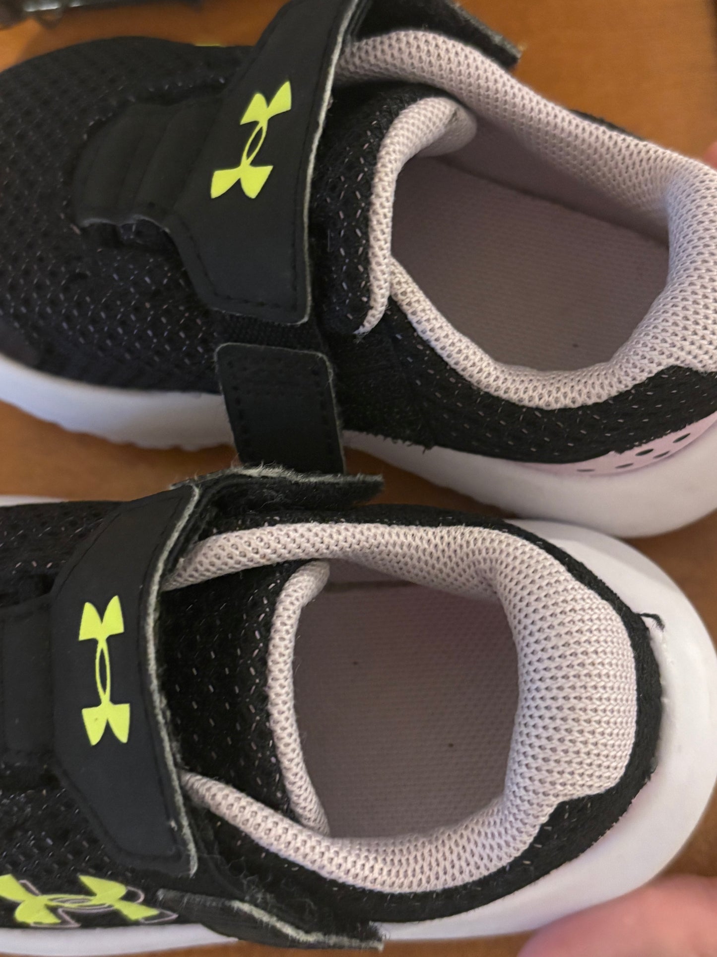 Soulier Under armour état neuf pour bébé taille 5 us