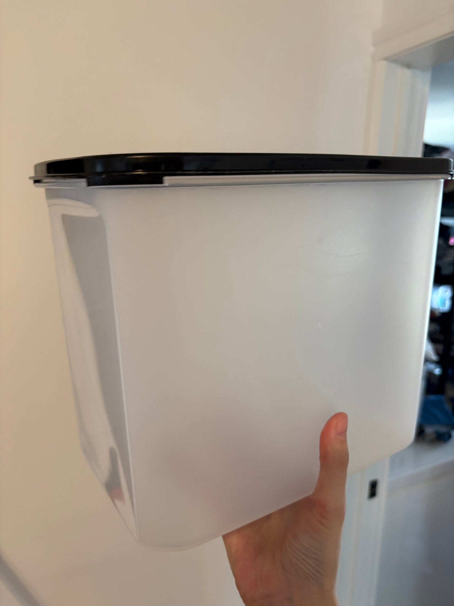 Grand tupperware 8.7 litre valeur 40$