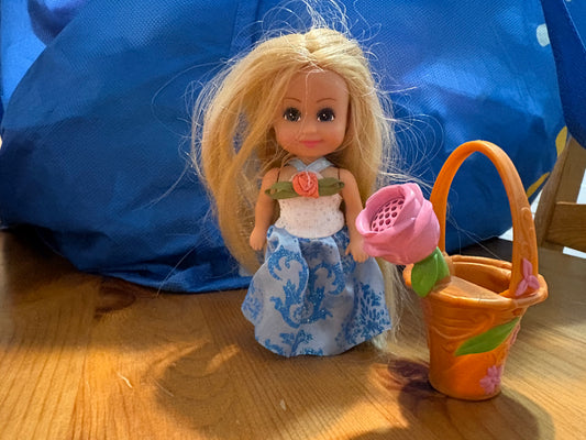 Petite barbie et son arrosoir