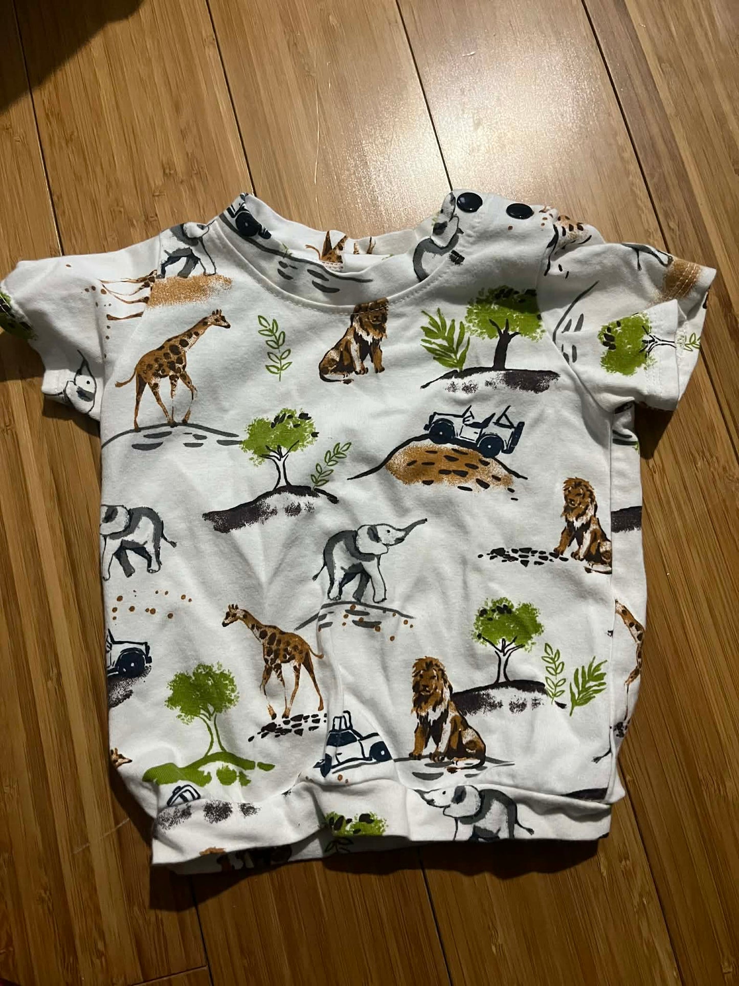 T-shirt fait à la main 6 mois