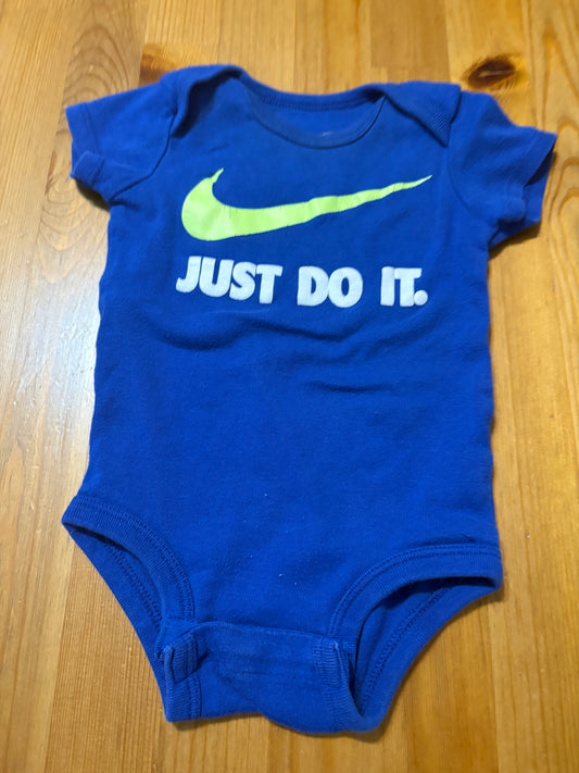 Cache-couche nike 0-6 mois*