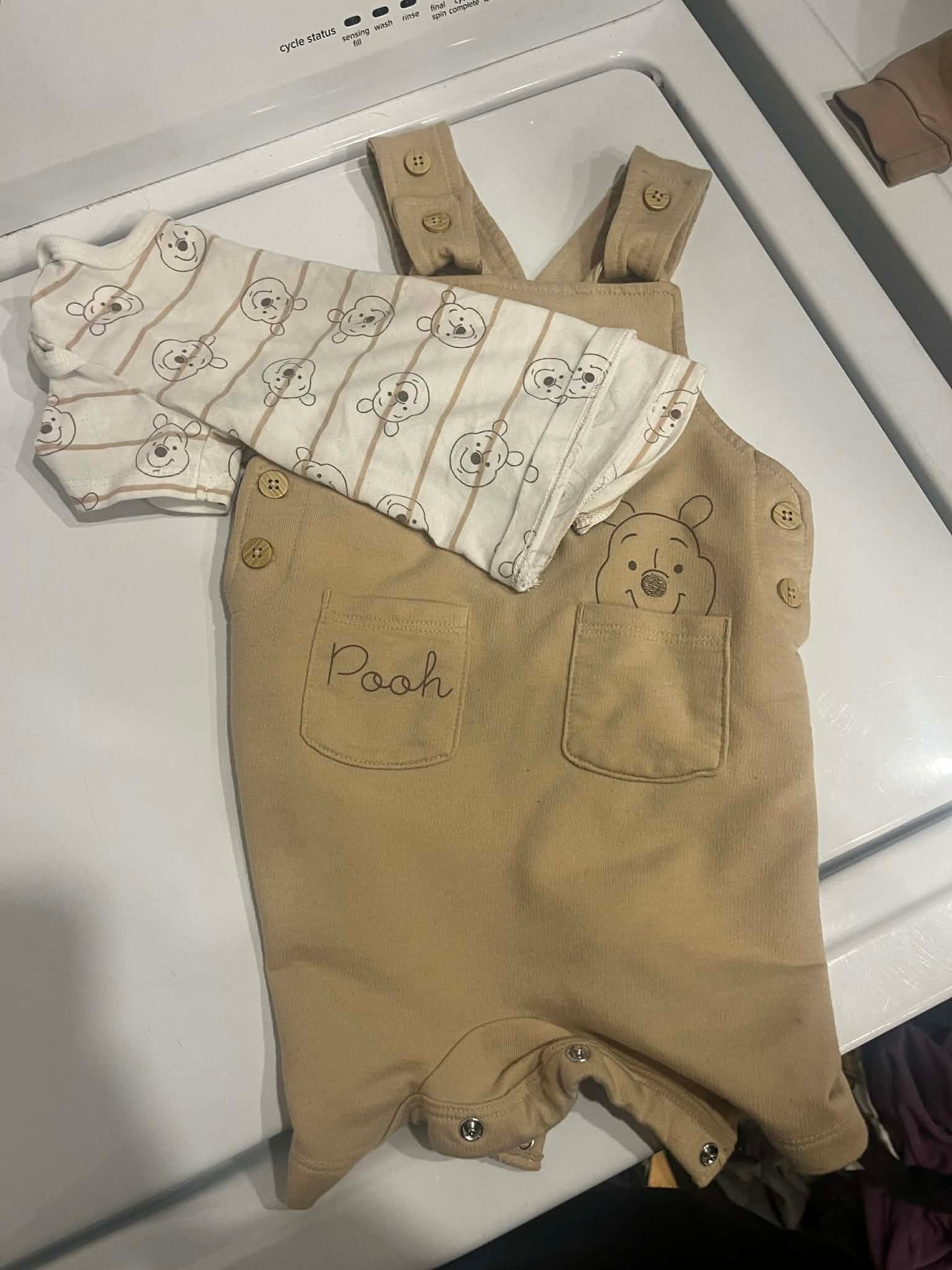 Ensemble winnie the pooh 6-12 mois(consignmb)
