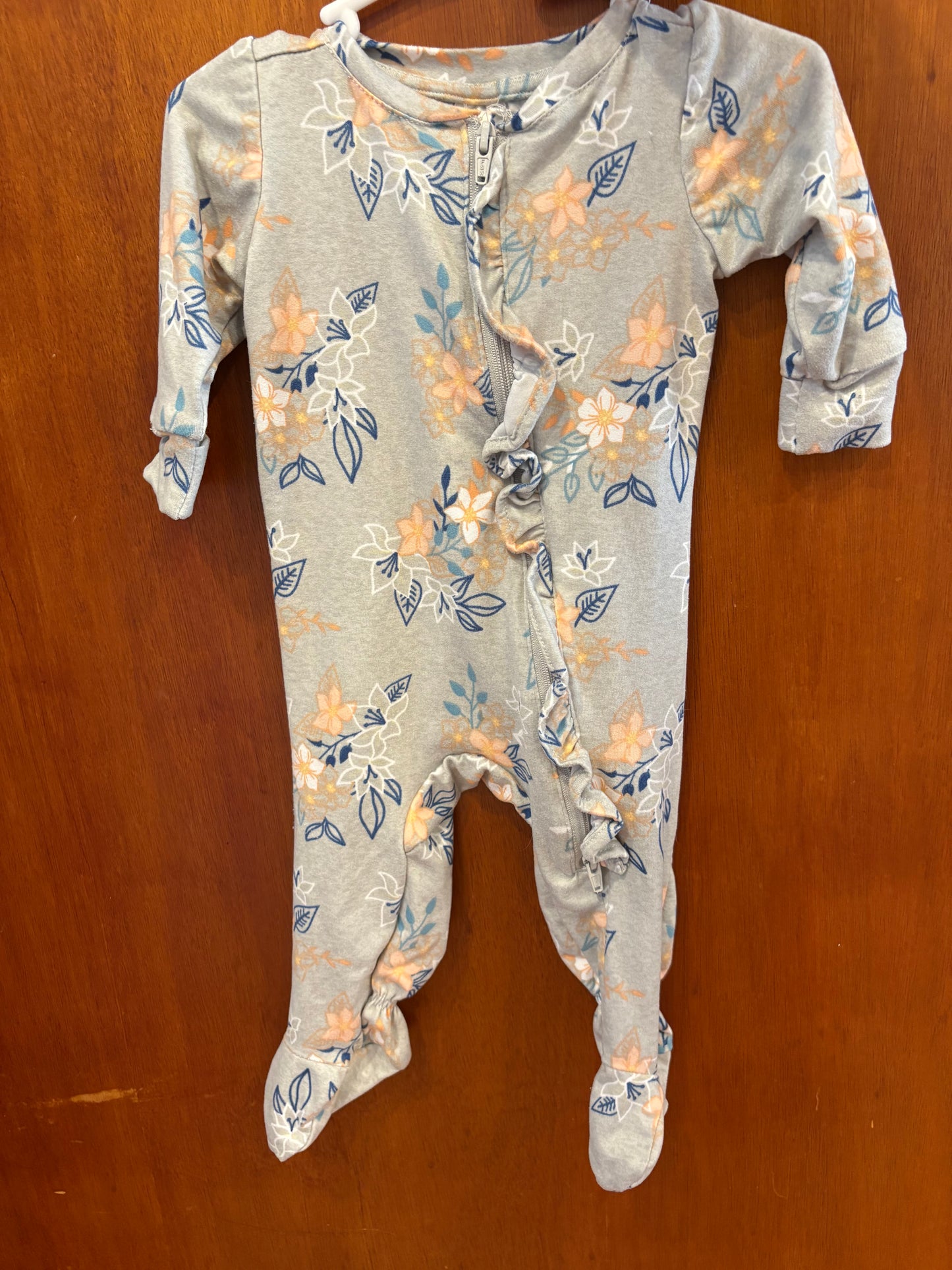 Pyjama zic newborn fait aussi 0-3 mois j'ai le bandeau qui va avec (cmb)