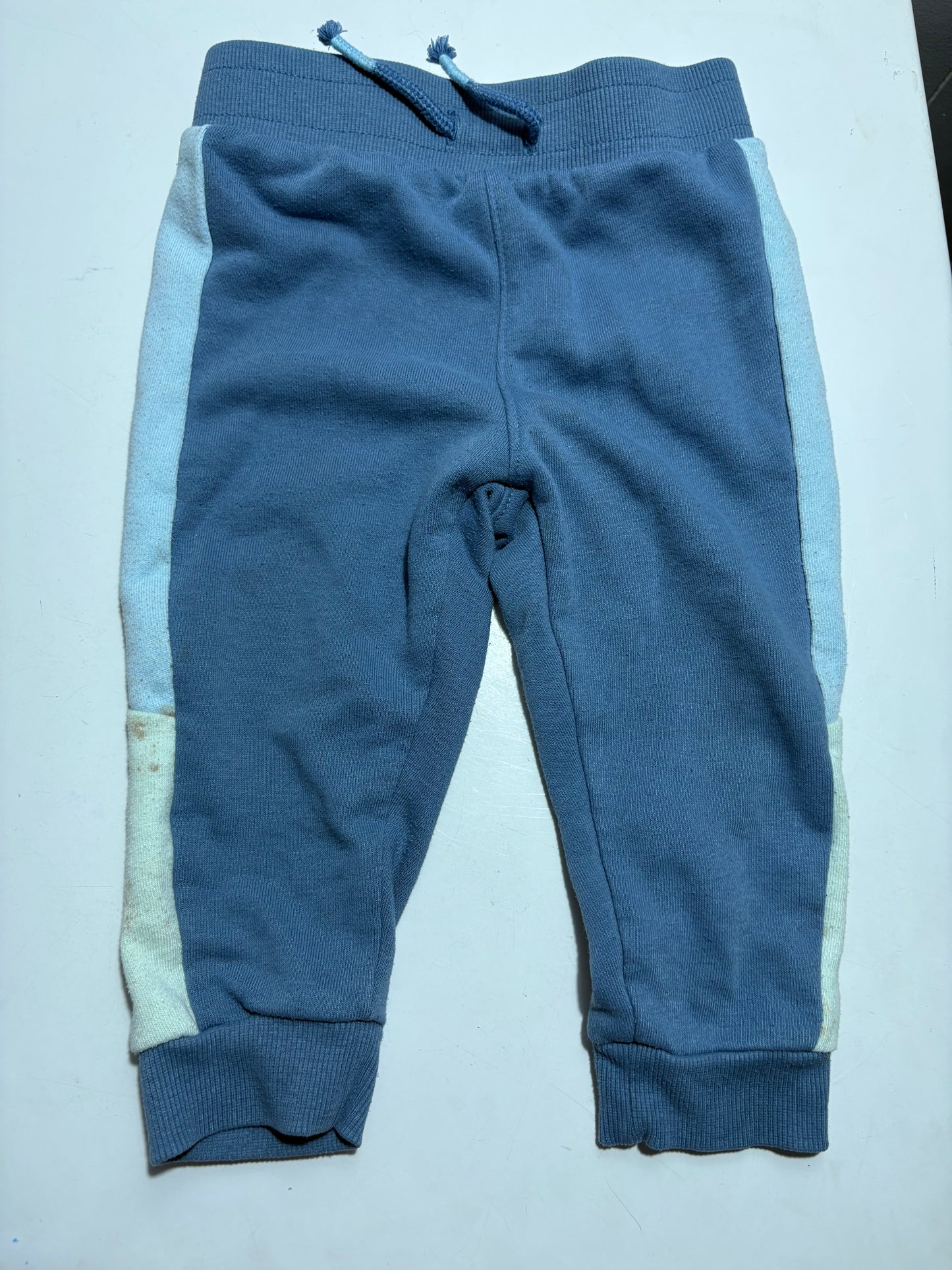 À DONNER AVEC ACHATS Pantalon george 18-24 mois
