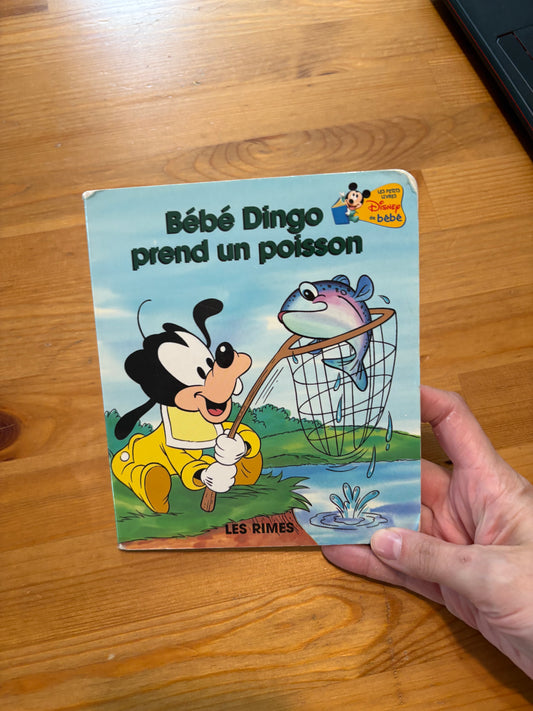 Livre BB dingo prend un poisson
